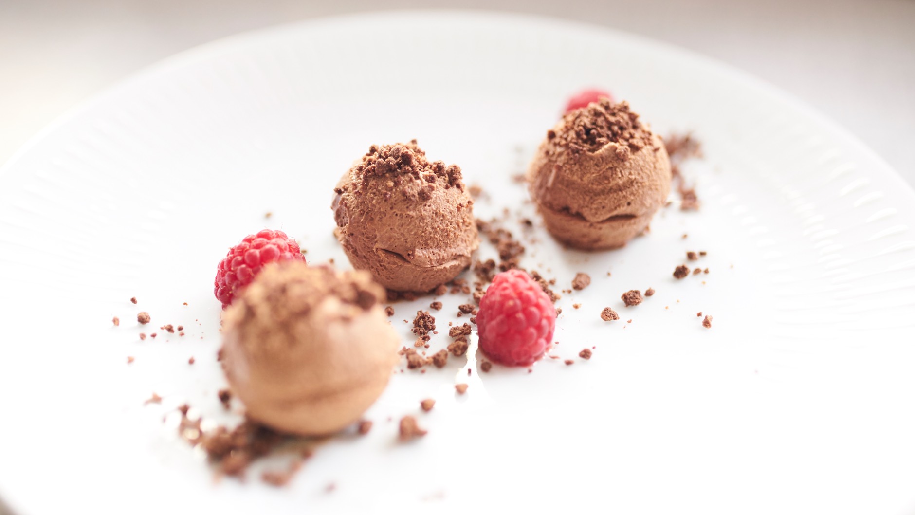 Chokolademousse med mørk chokolade og bær