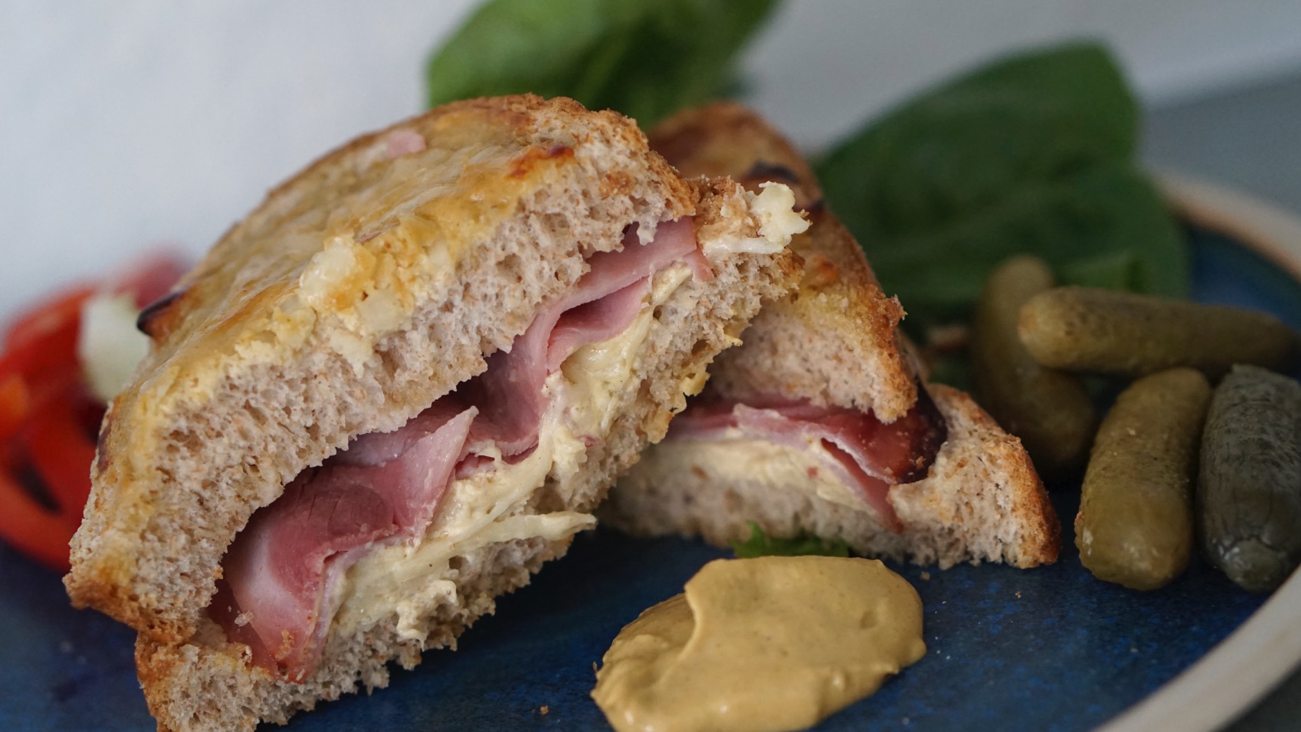 Croque Monsieur med skinke og dijonsennep