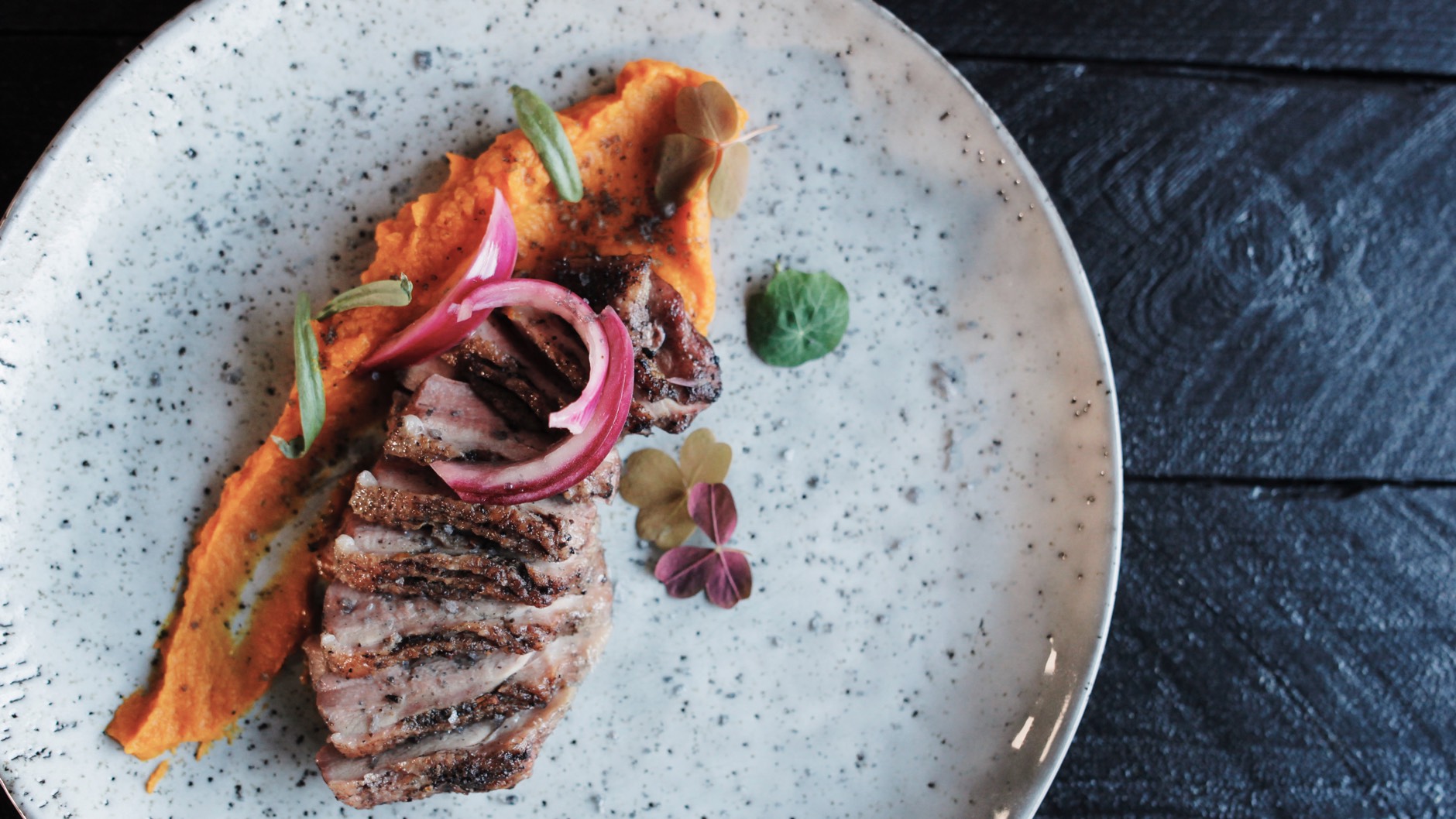 Grillet andebryst med hokkaidomos og syltede rødløg