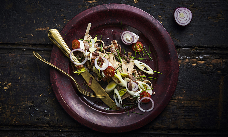 Frisk fuldkornspasta med rygeost og bacon