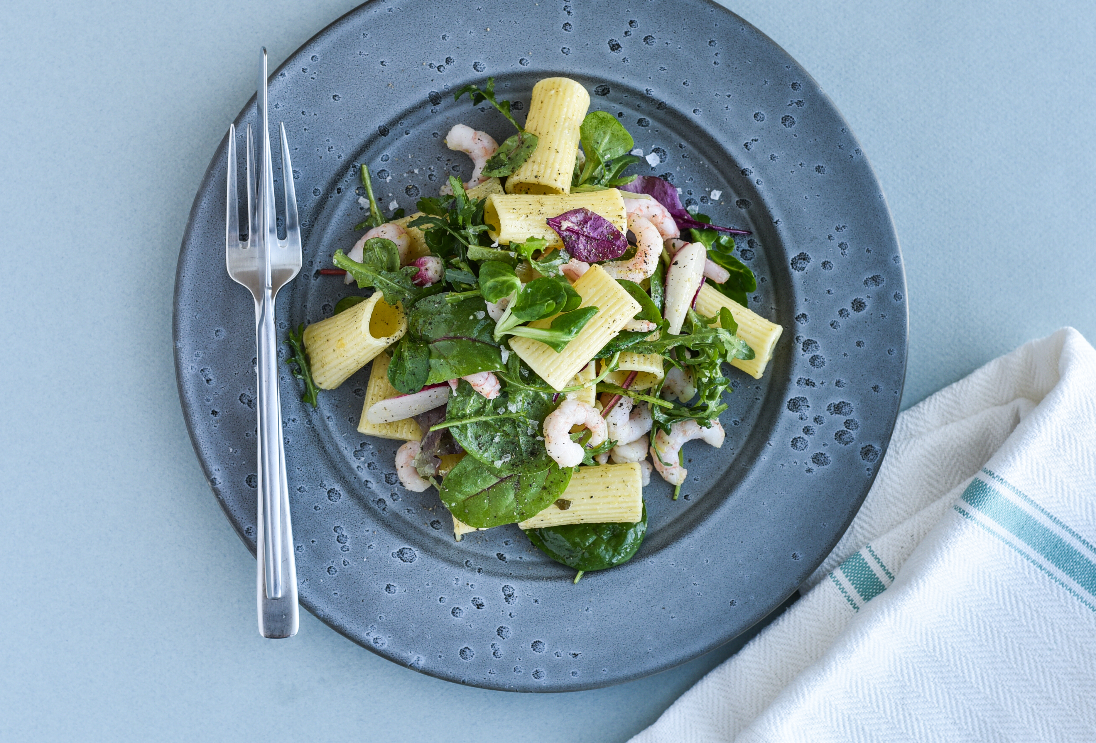 Pastasalat med citrondressing og rejer