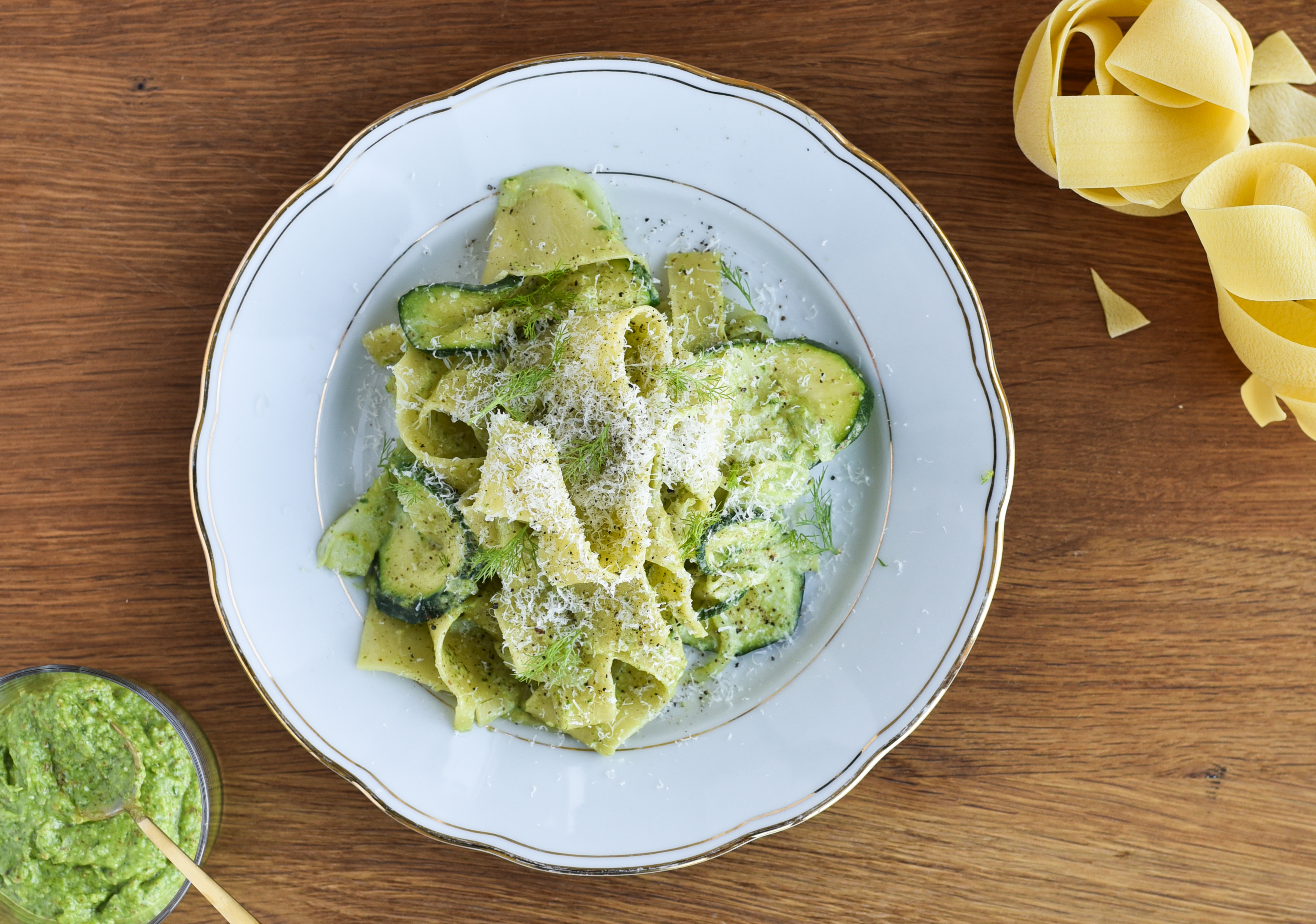 Pappardelle med friske grøntsager og selleripesto