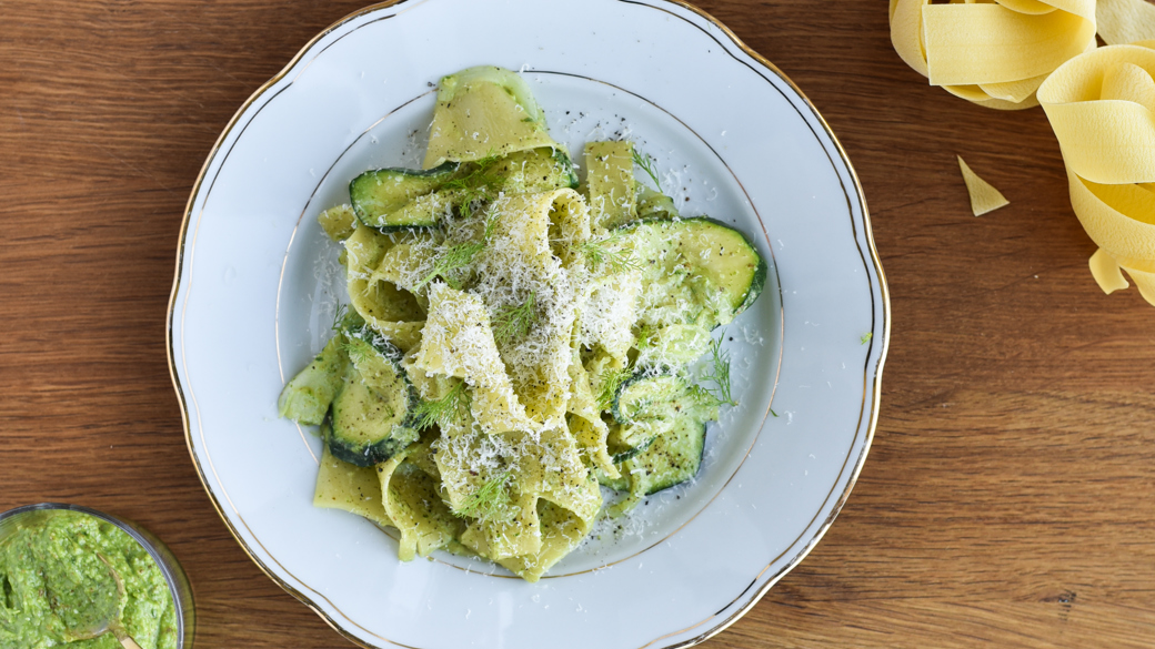 Pappardelle med friske grøntsager og selleripesto