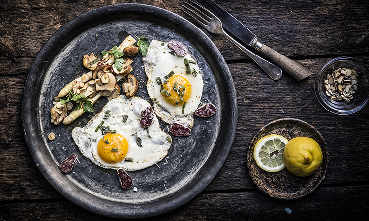 Spejlæg med parmesan, hasselnødder og svampe