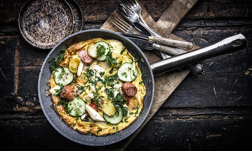 Æggekage med kartofler og kålpølser