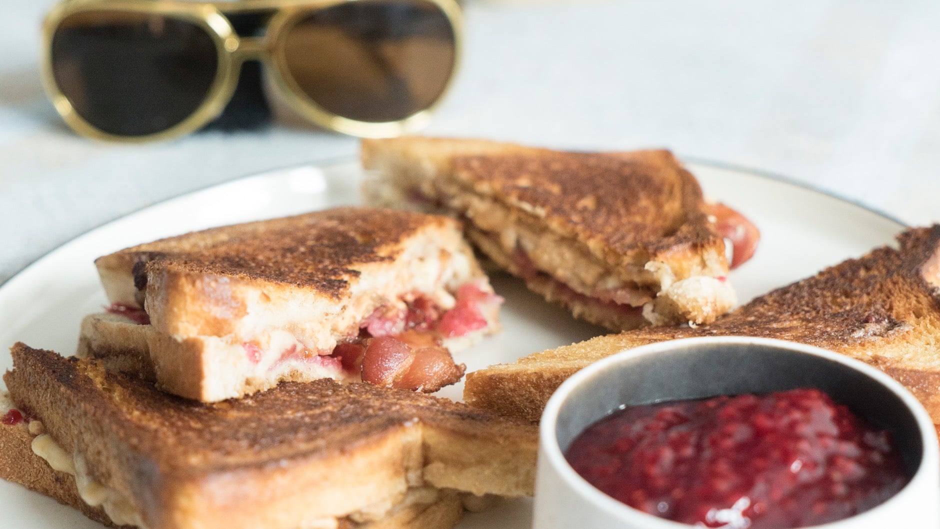 Sandwich med bacon og banan