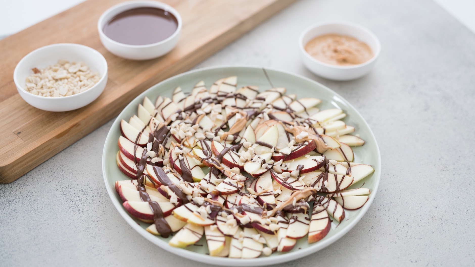 Nachos af æbler med chokolade og peanutbutter