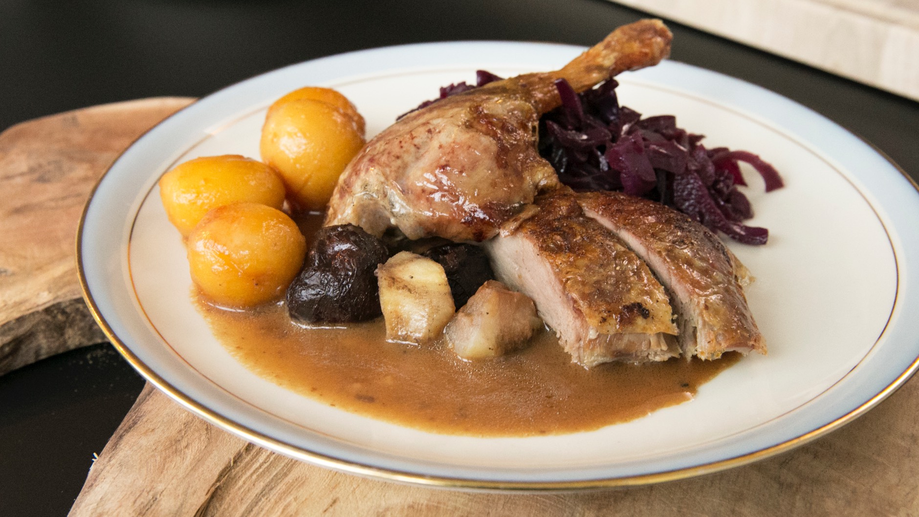 Juleand med æbler og svesker