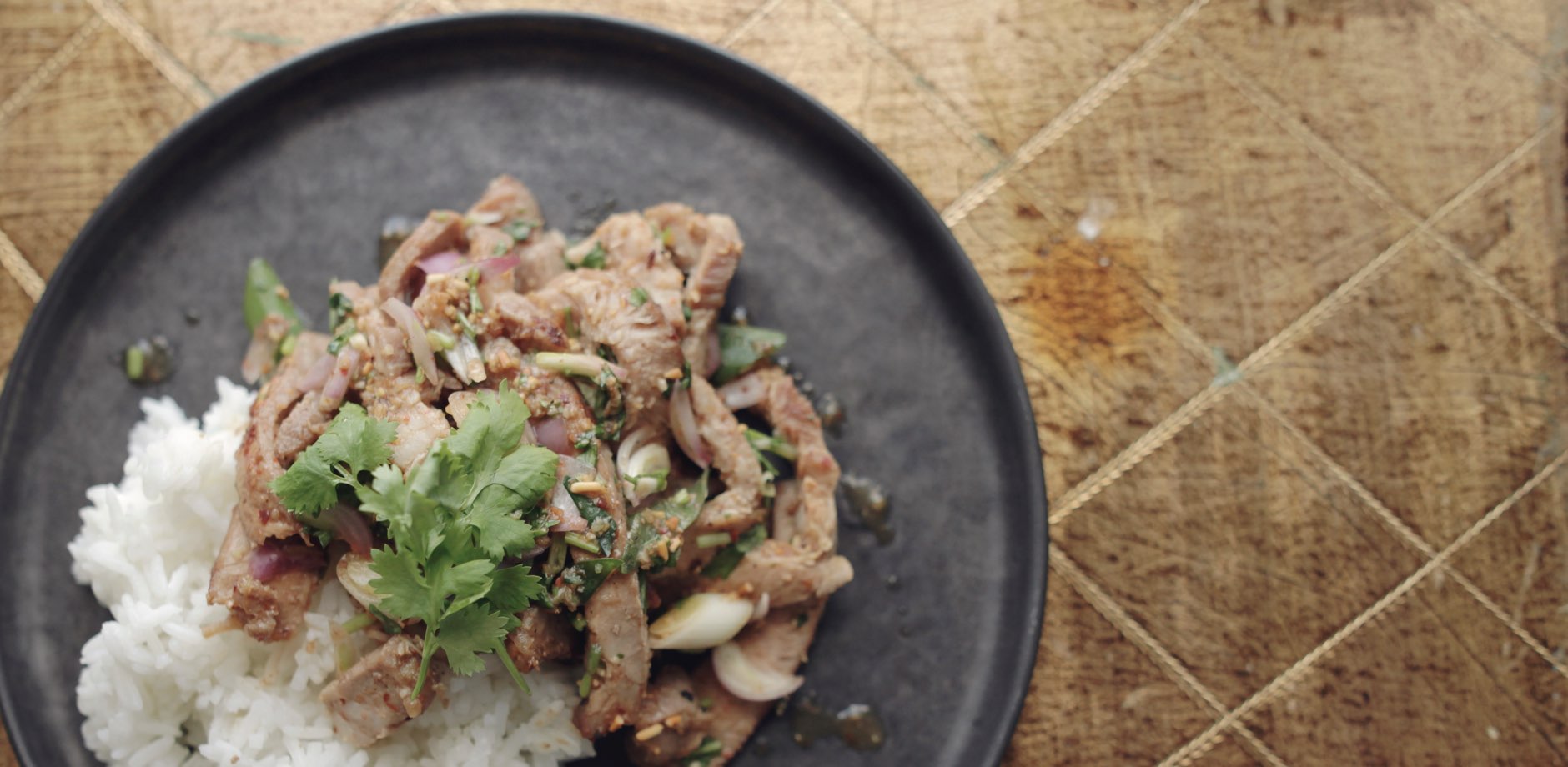 Thaisalat med nakkefilet og ris