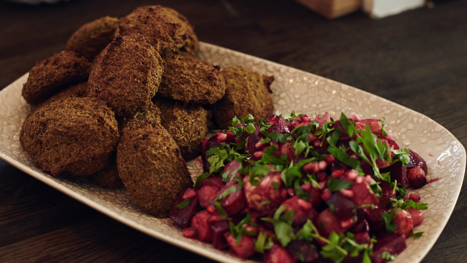 Vegetarfrikadeller med bagte rodfrugter og tahindressing