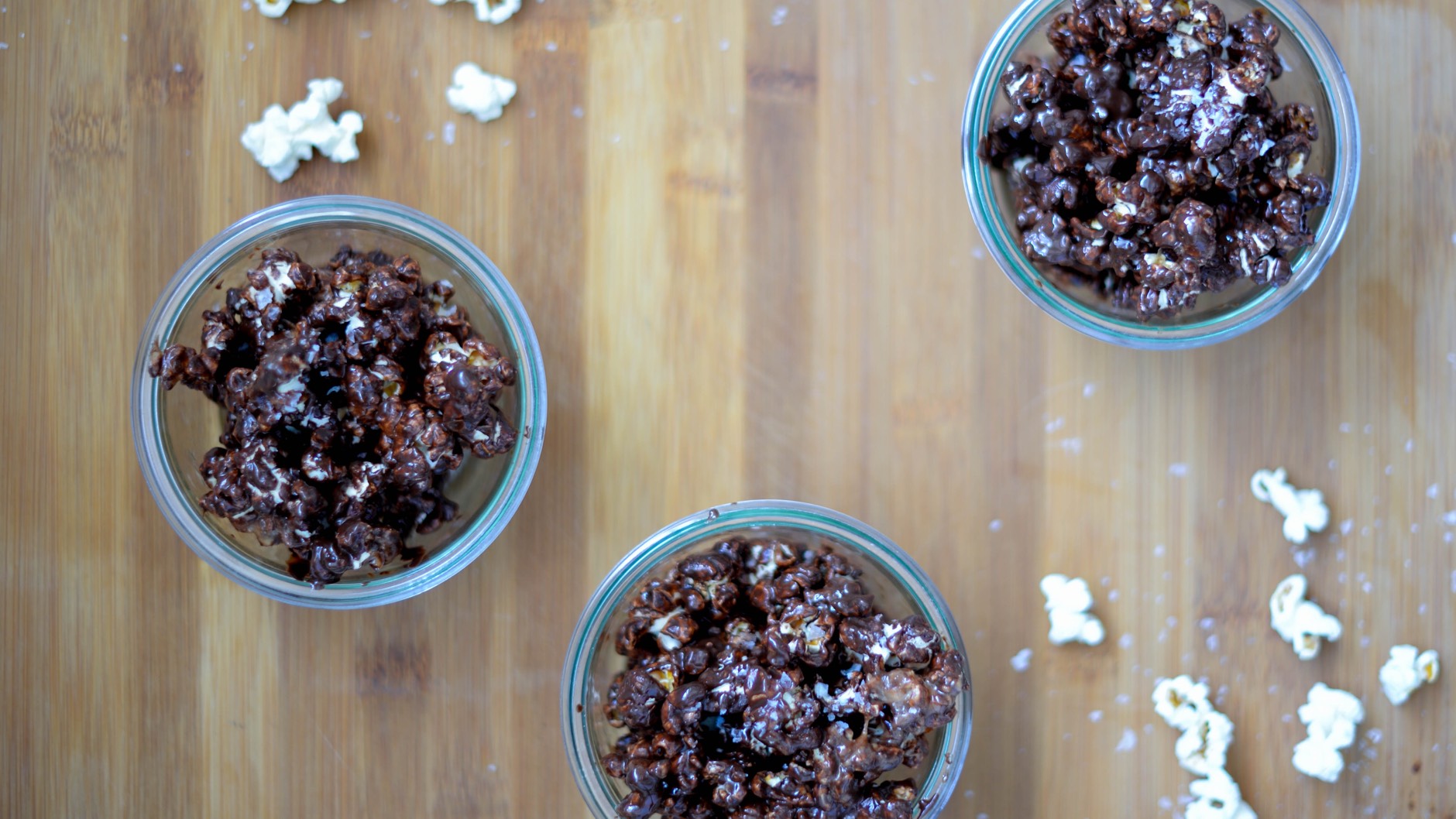Popcorn med chokolade og peanut butter