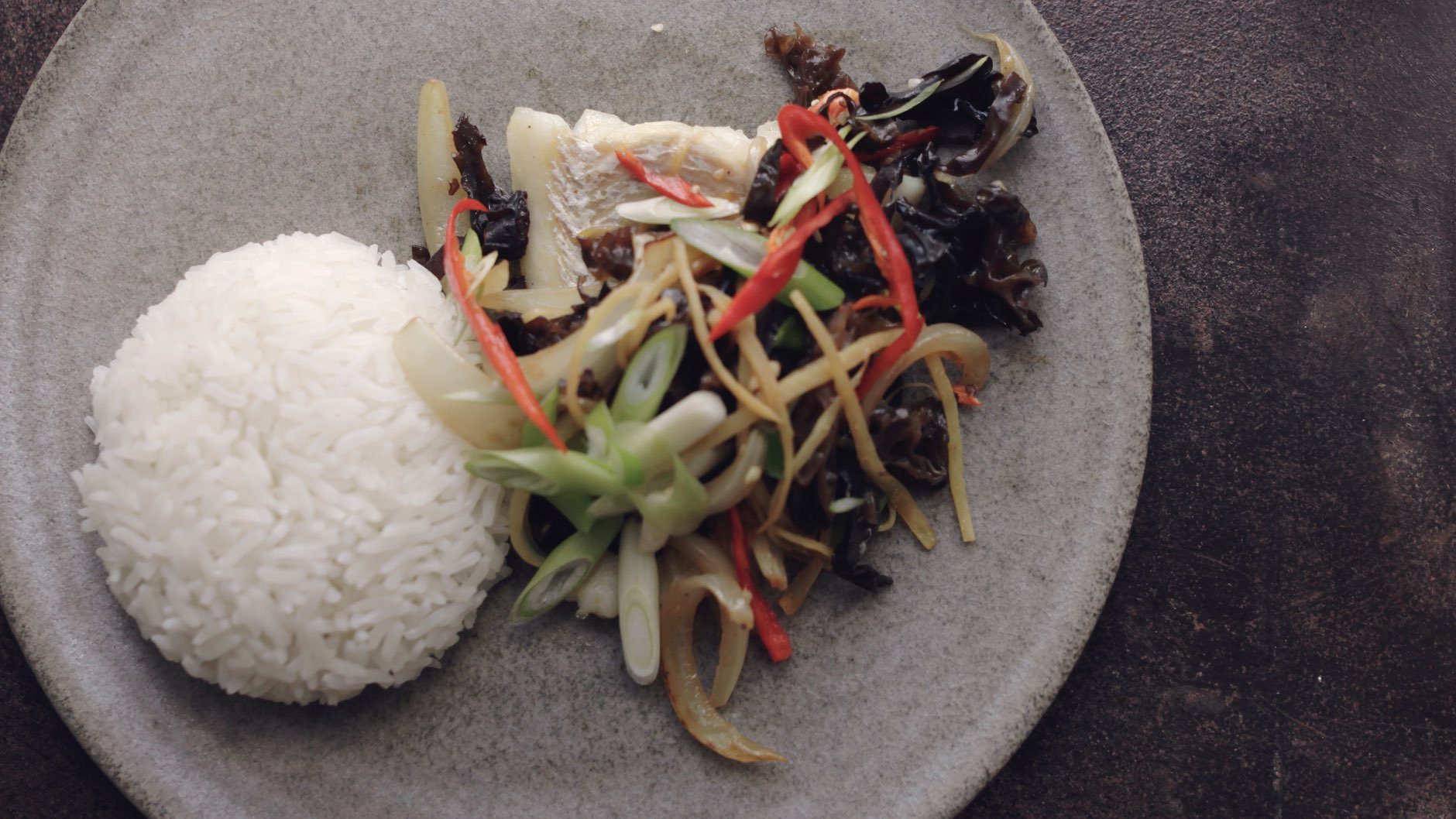 Thai torsk med asiatiske svampe, ingefær og ris