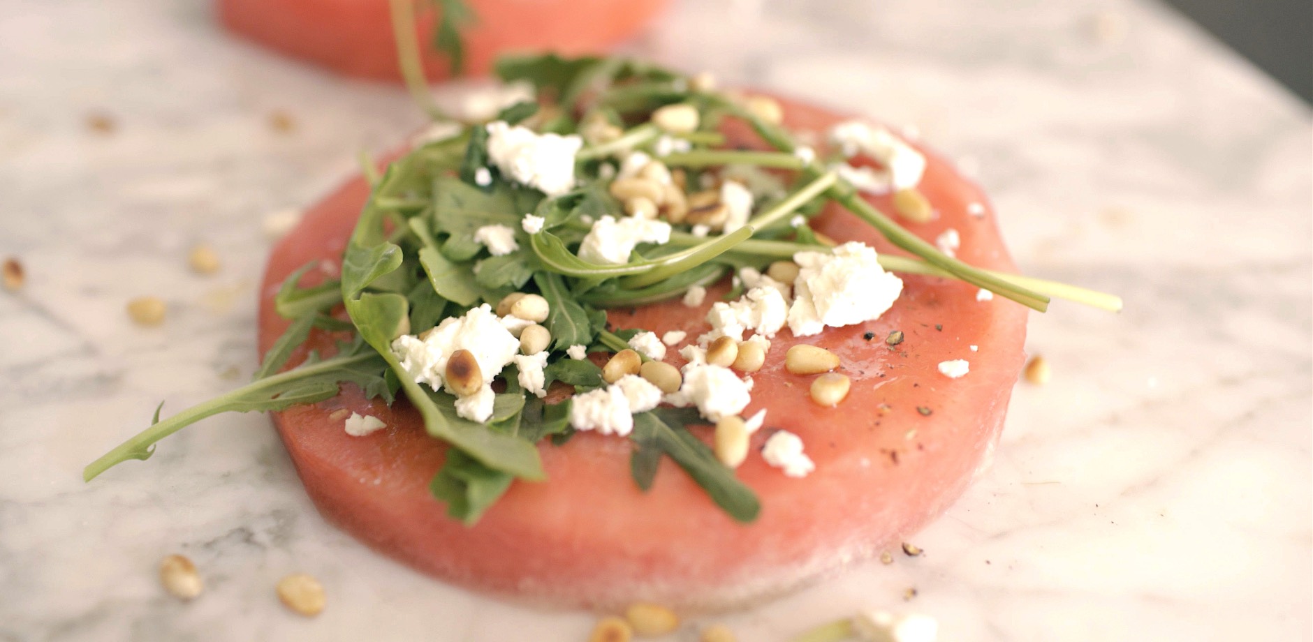 Vandmelonsalat med feta og pinjekerner