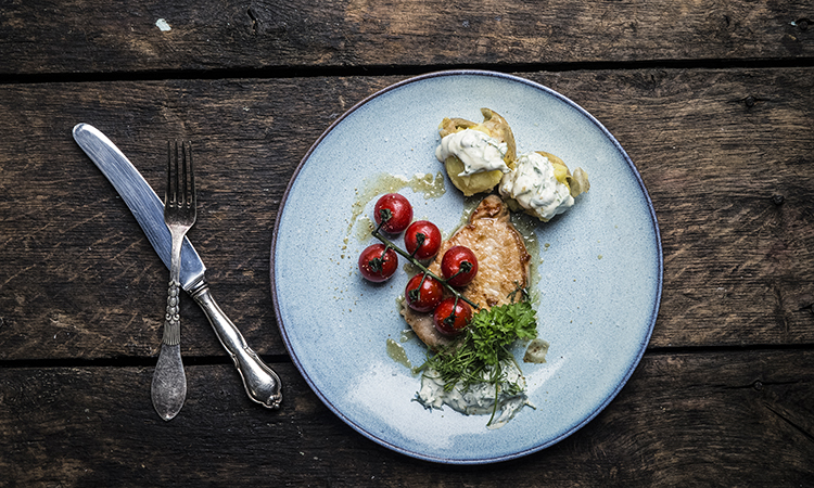 Koteletter med små bagte kartofler og creme fraiche dressing