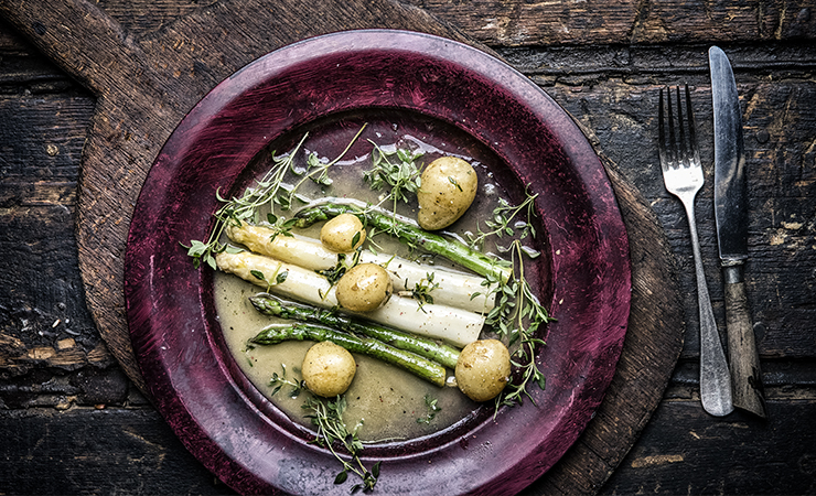 Asparges med nye kartofler, smørsauce og frisk timian