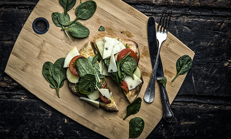 Vegetarpizza med kartofler og spinat