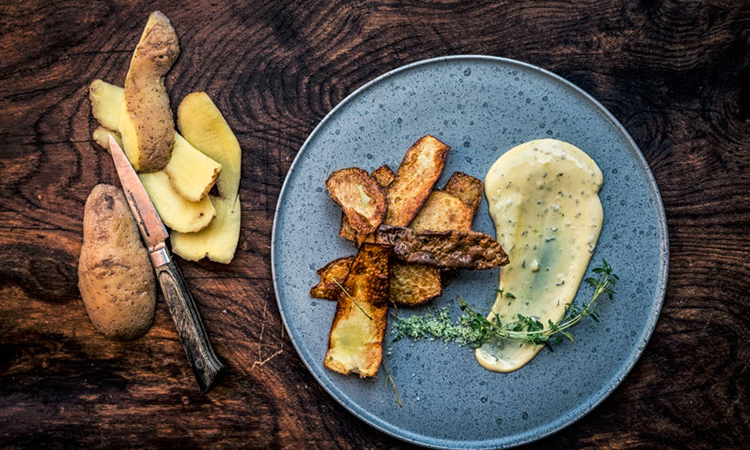 Sprøde chips af kartoffelskræl serveret med bearnaise