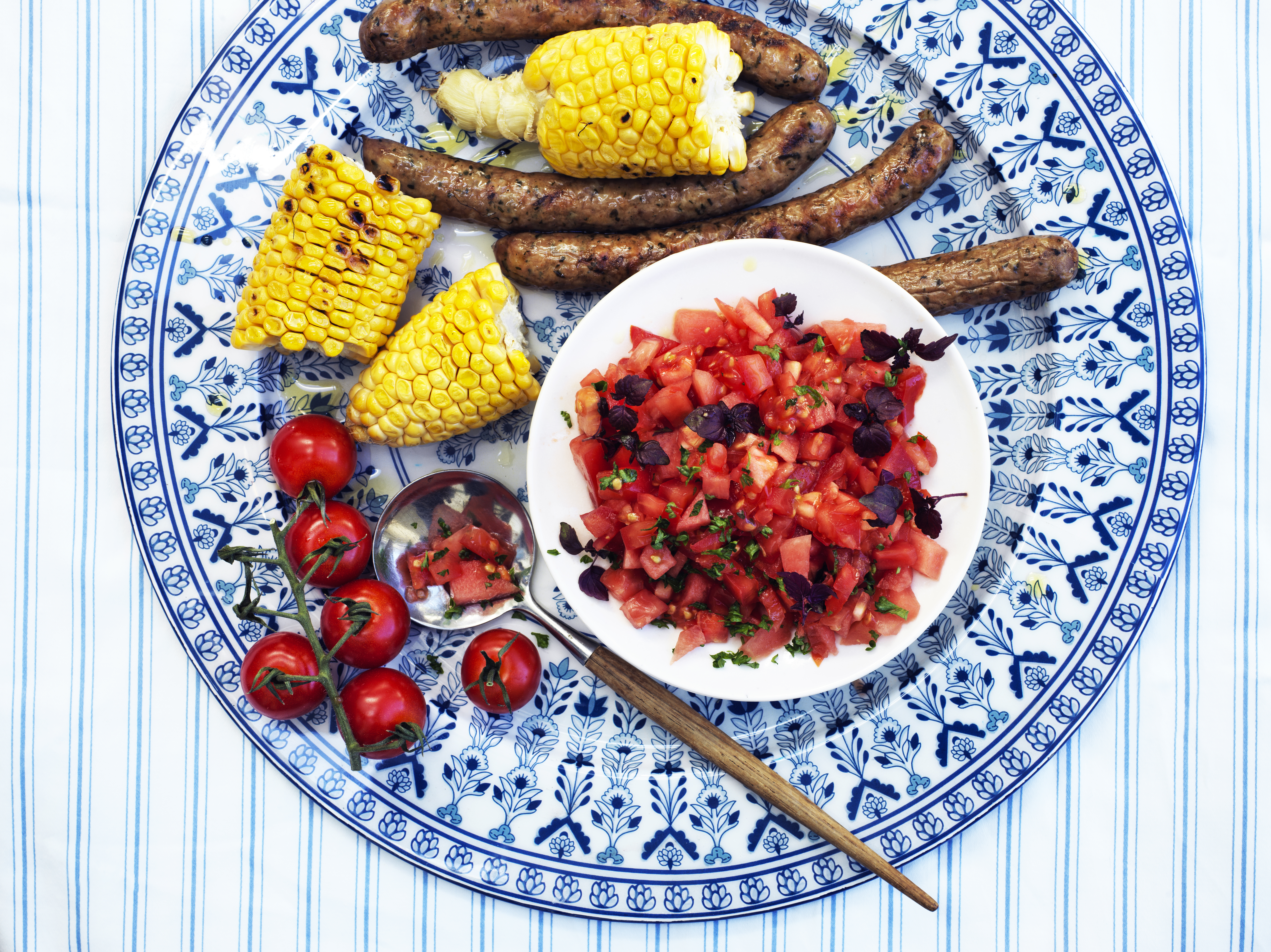Sursød tomatsalat med vandmelon