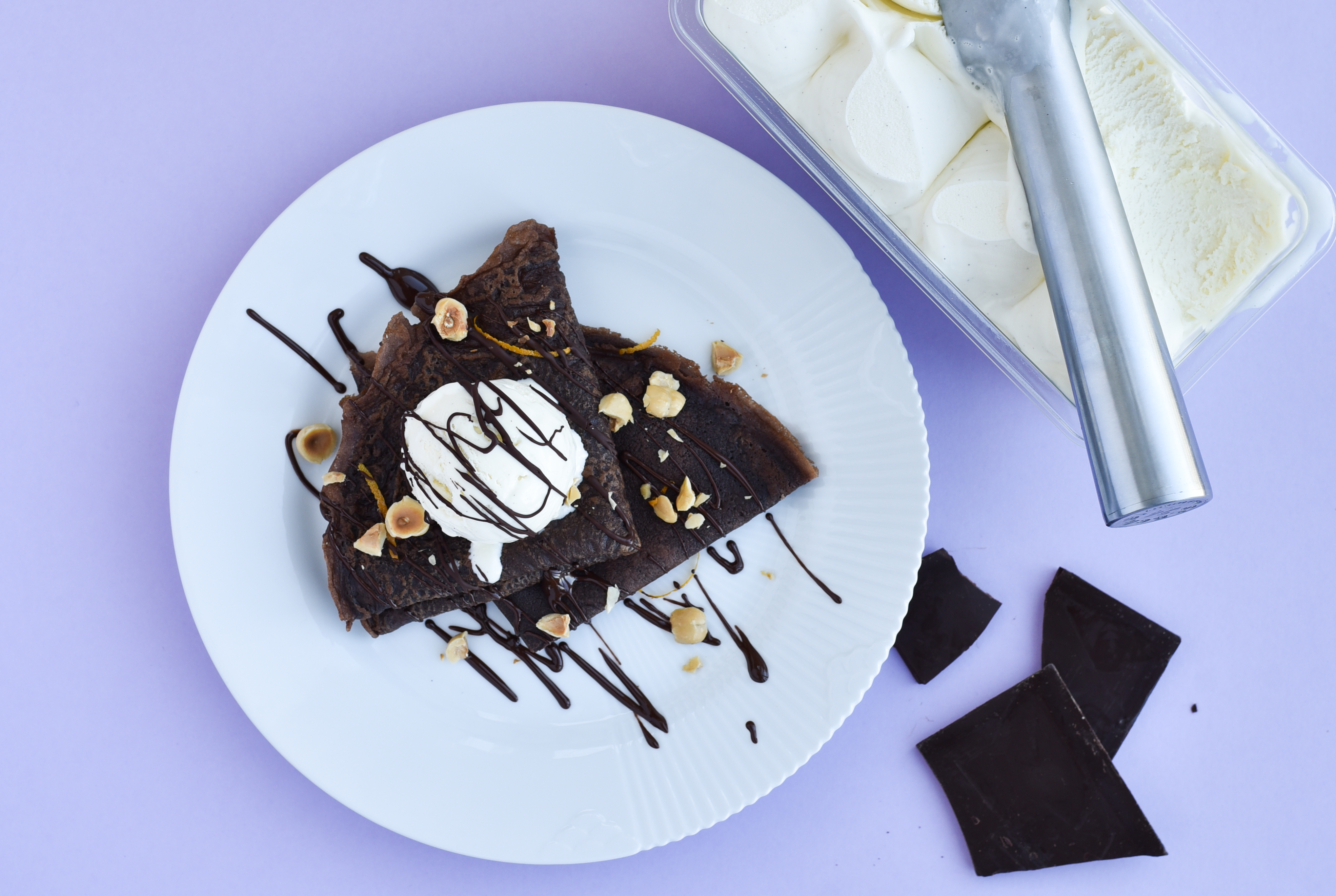 Chokoladepandekager med is og hakkede mandler