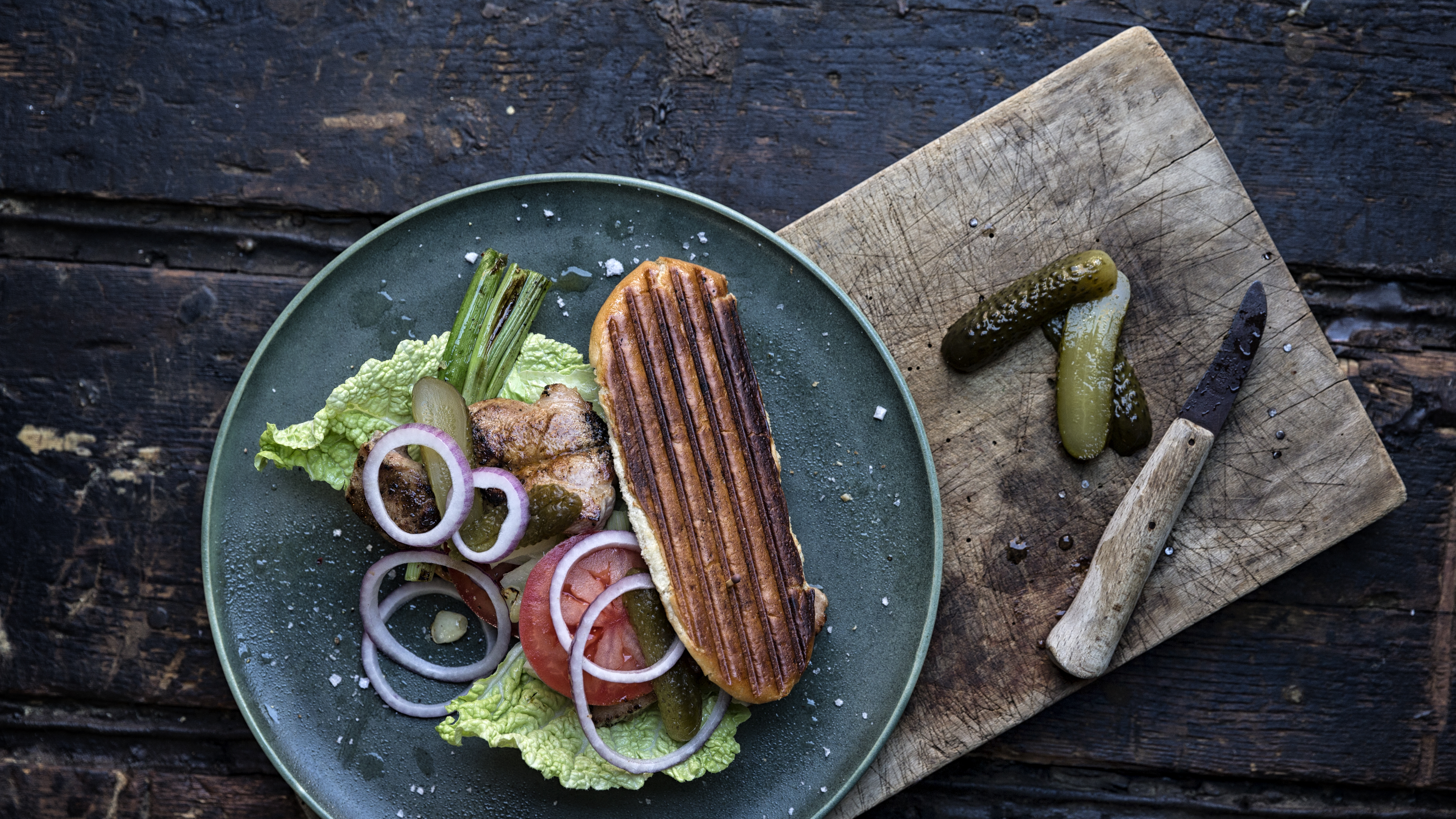 Sprød sandwich med krydrede nakkekoteletter