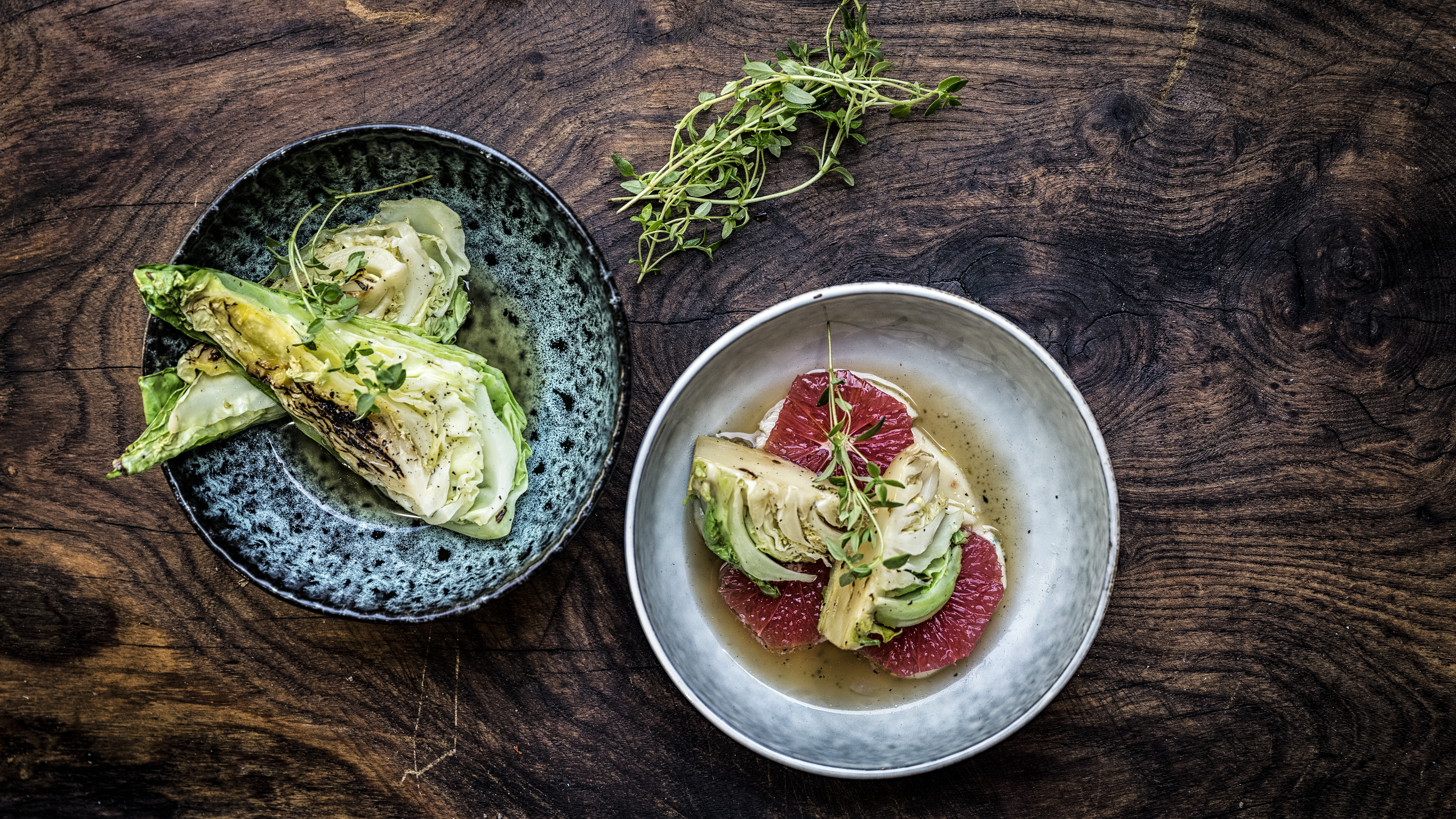 Kål marineret i hyldeblomst og citrusfrugter