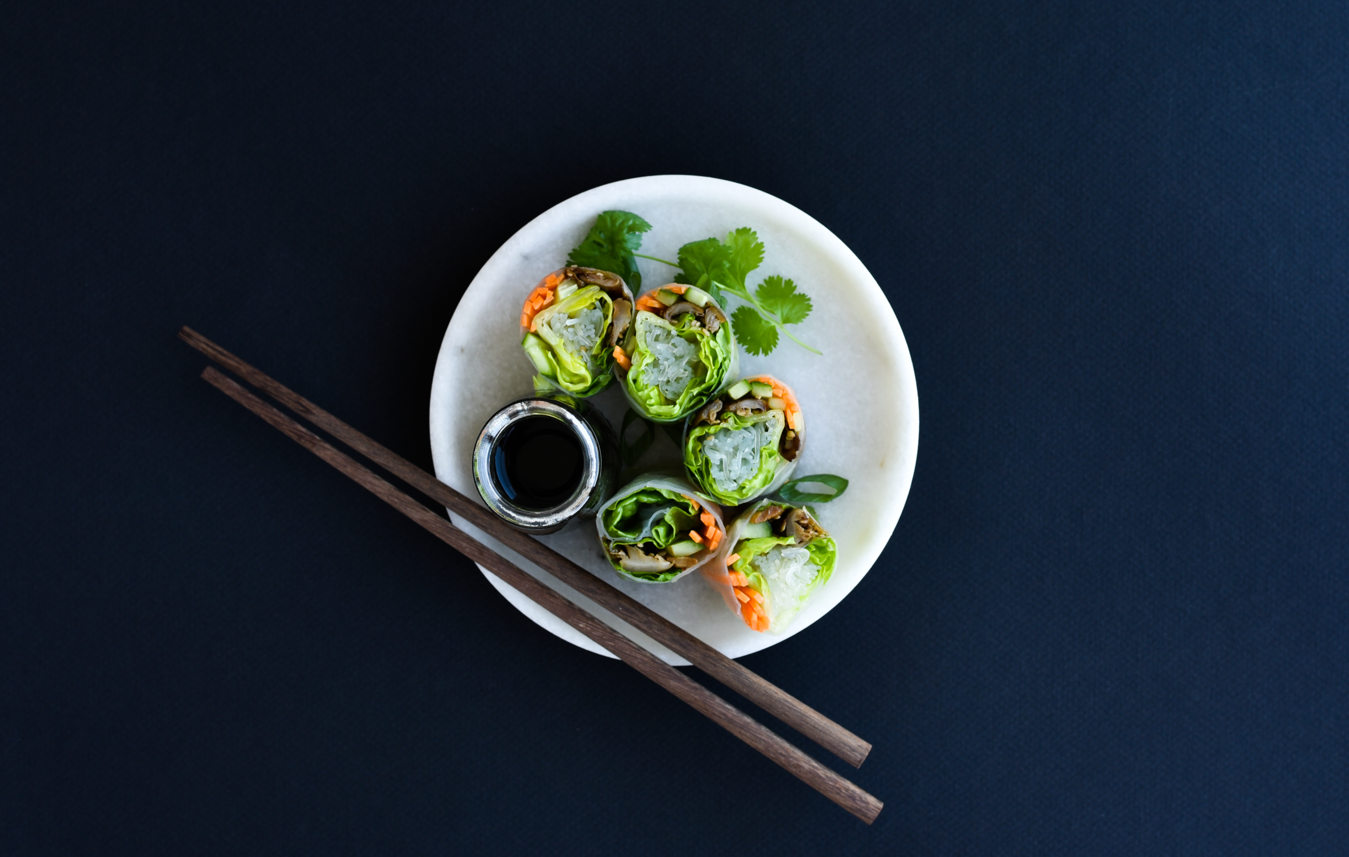 Friske forårsruller med sesamstegte svampe