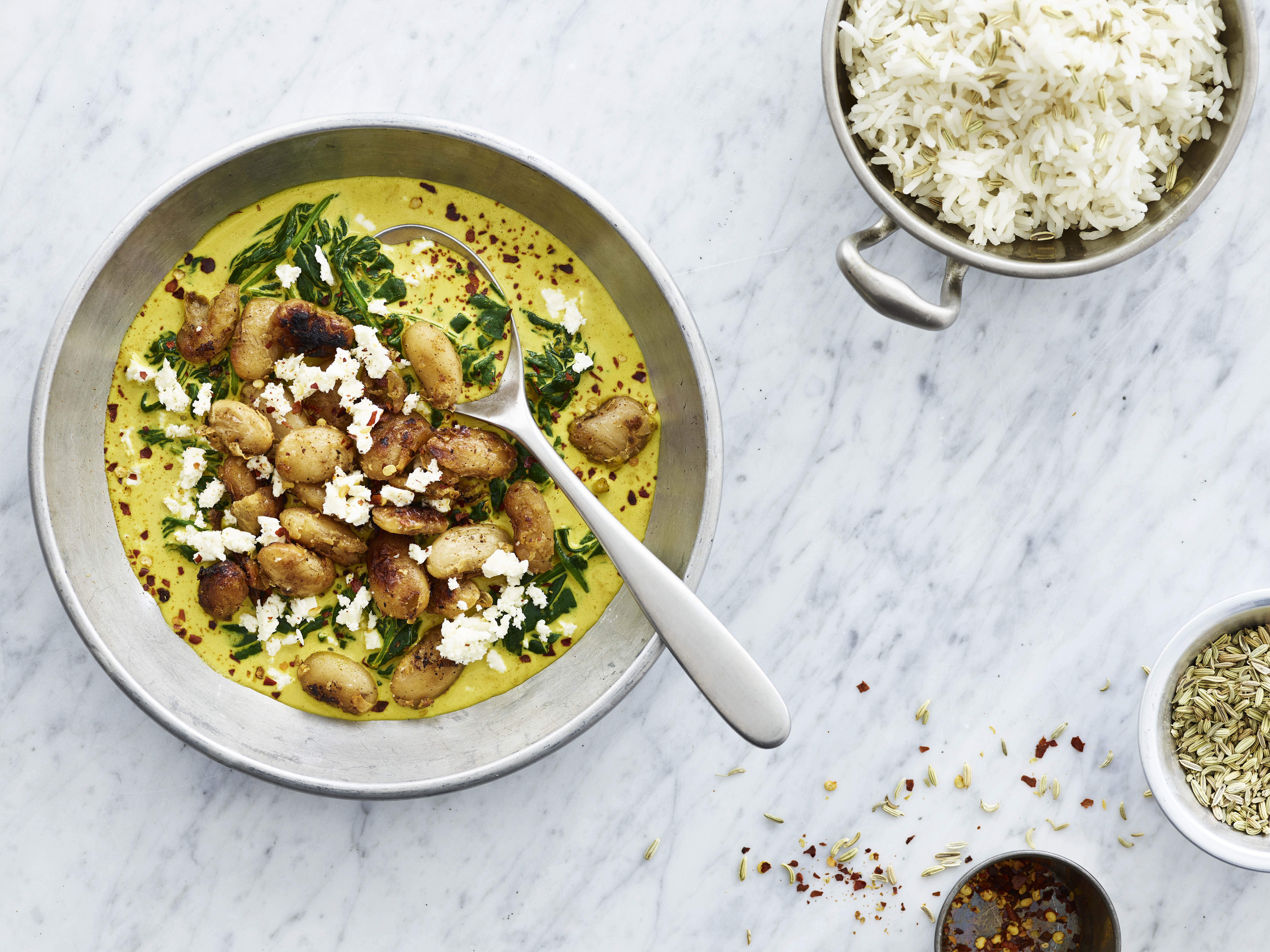 Spinat i karrysauce med ristede butterbeans