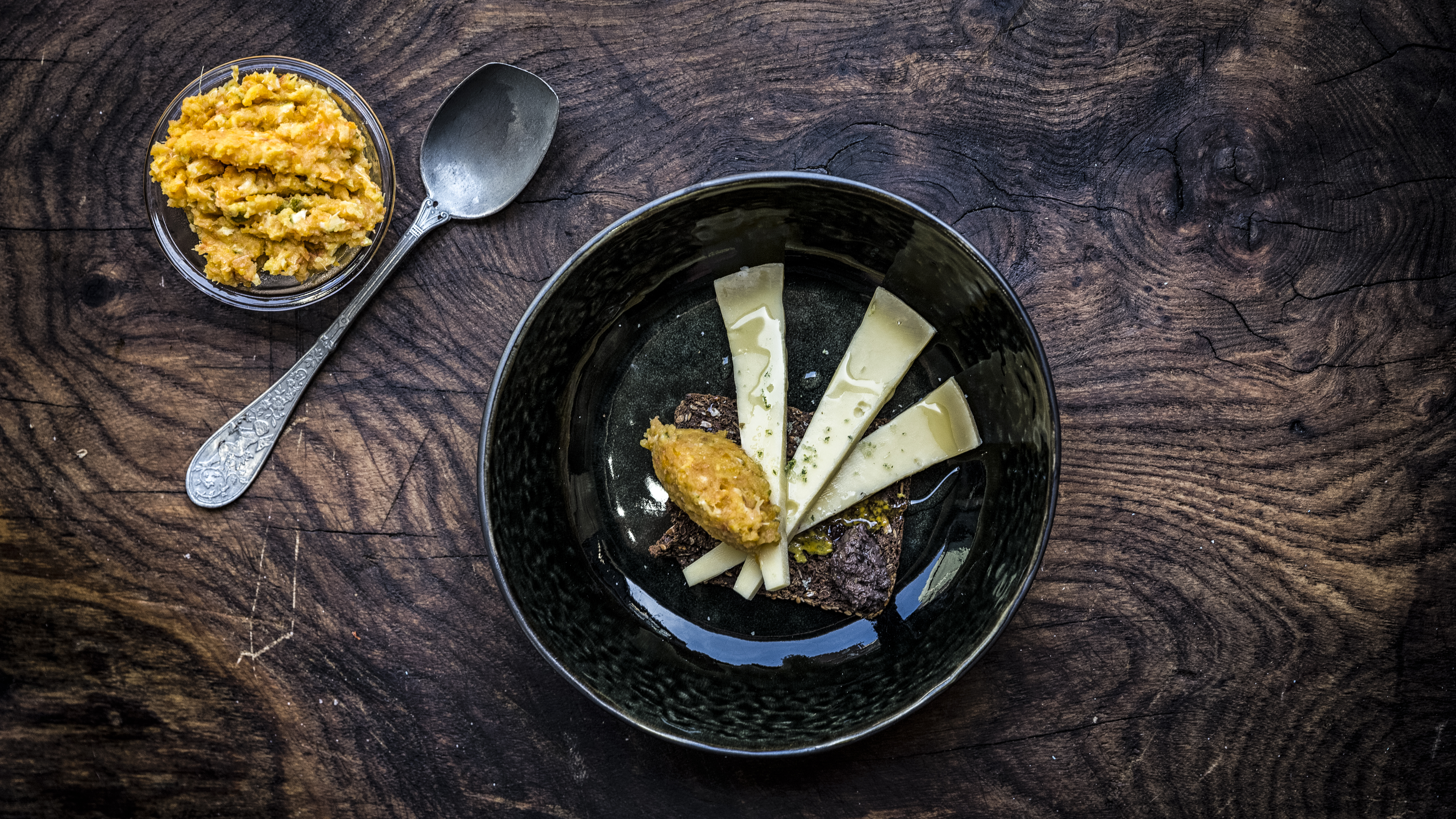 Sprødt rugbrød med ost og citruskompot