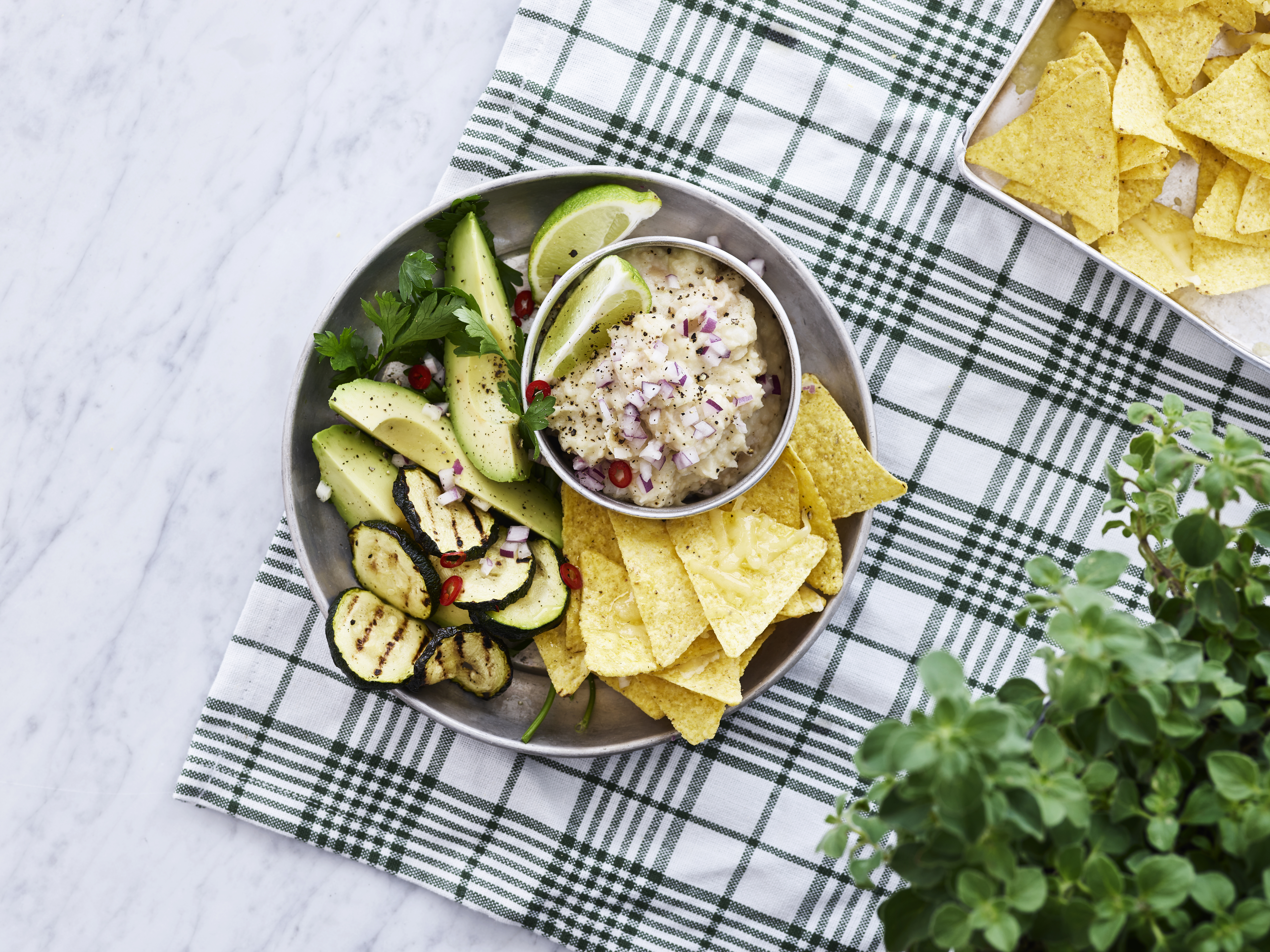 Nachos med butterbean- og blomkålshummus