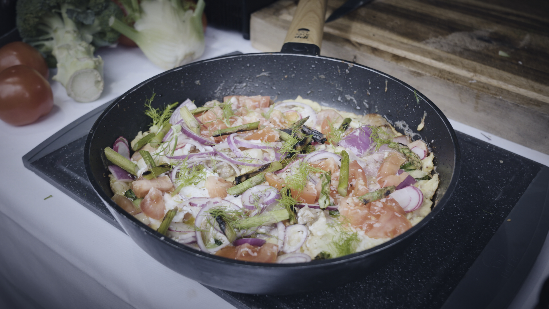 Æggekage med bacon, pølser og blomkål