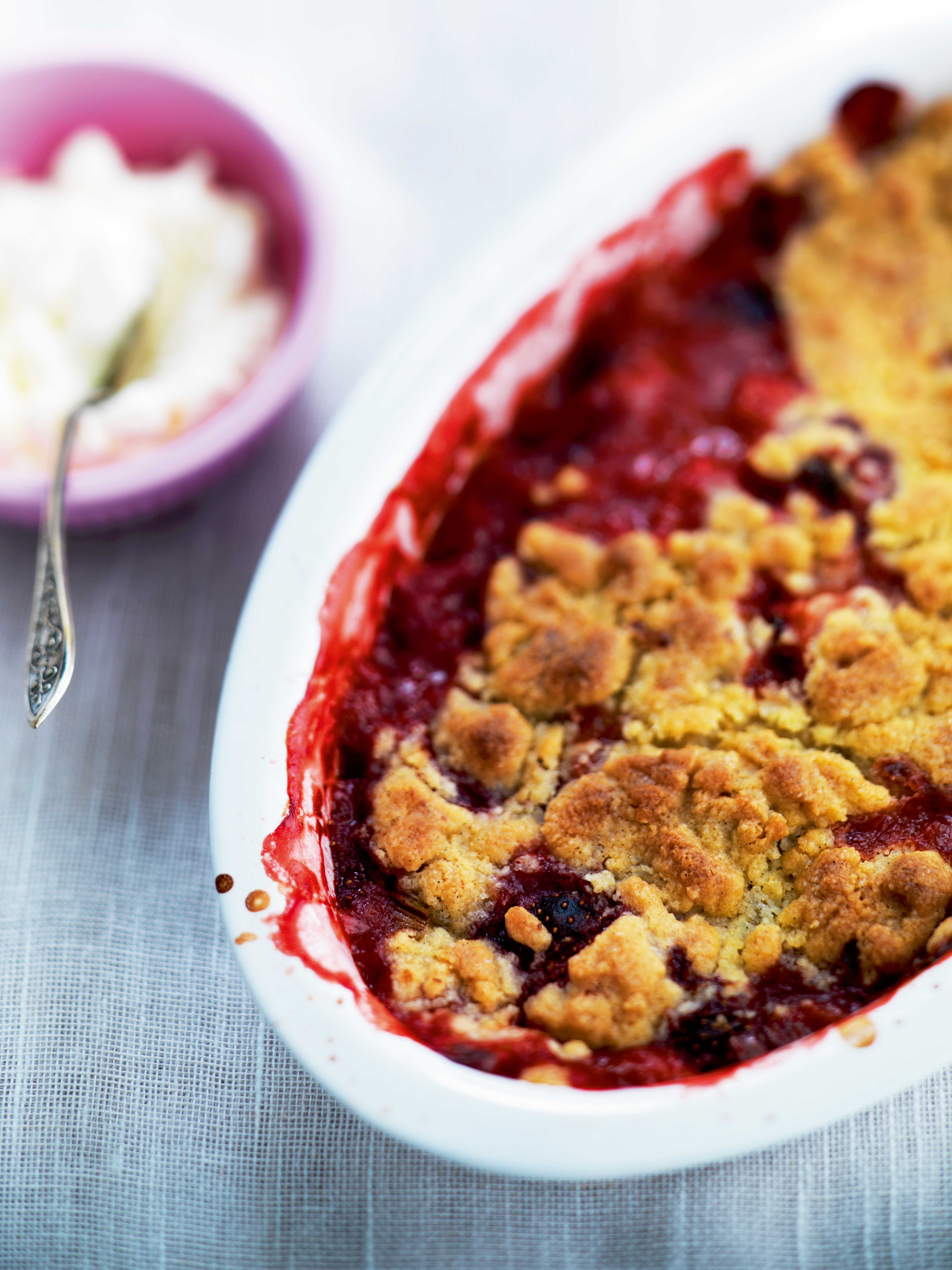 Overskudskage med jordbær, rabarber og rosa peber