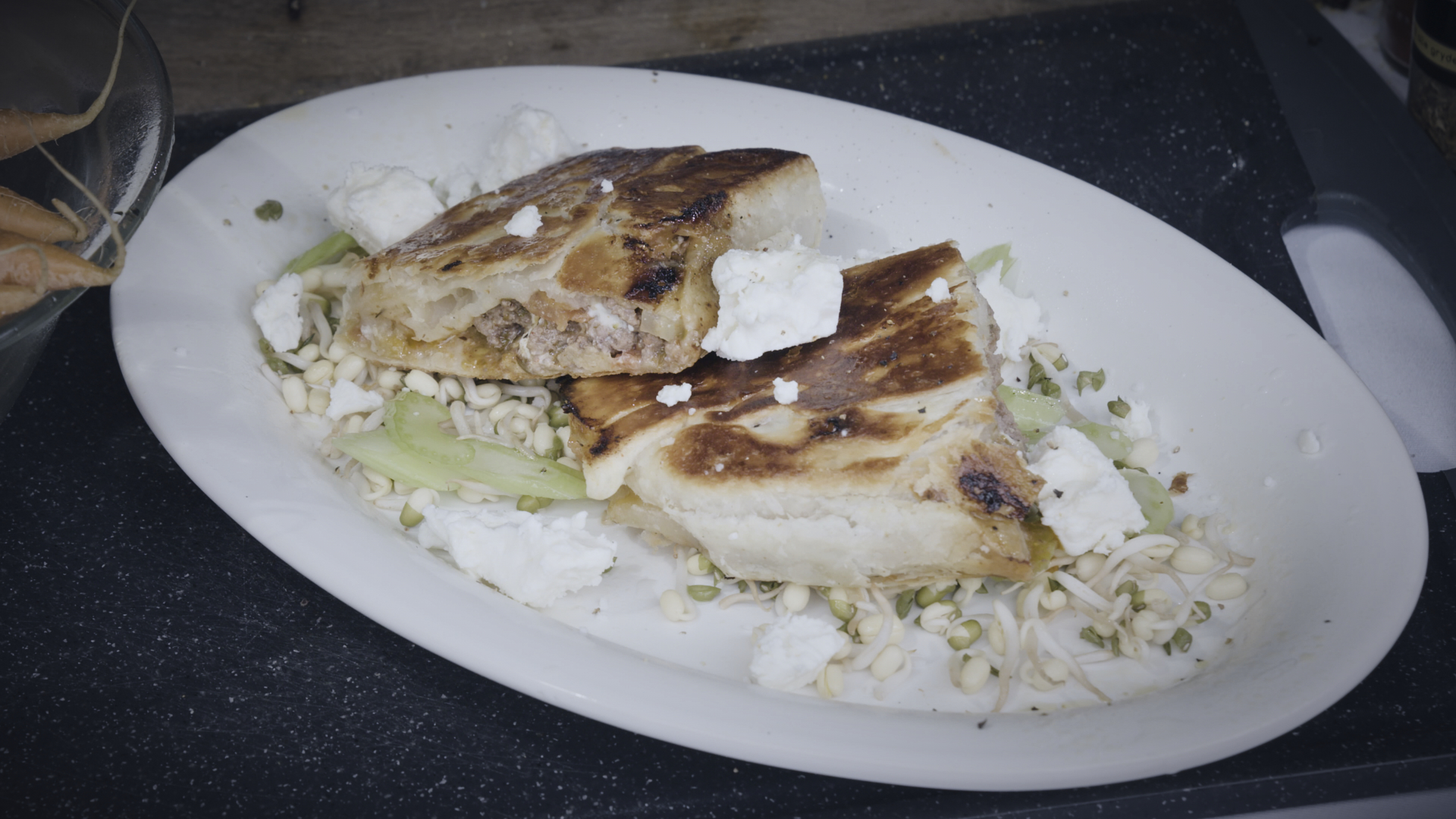 Sprød butterdej med krydret oksekød og feta