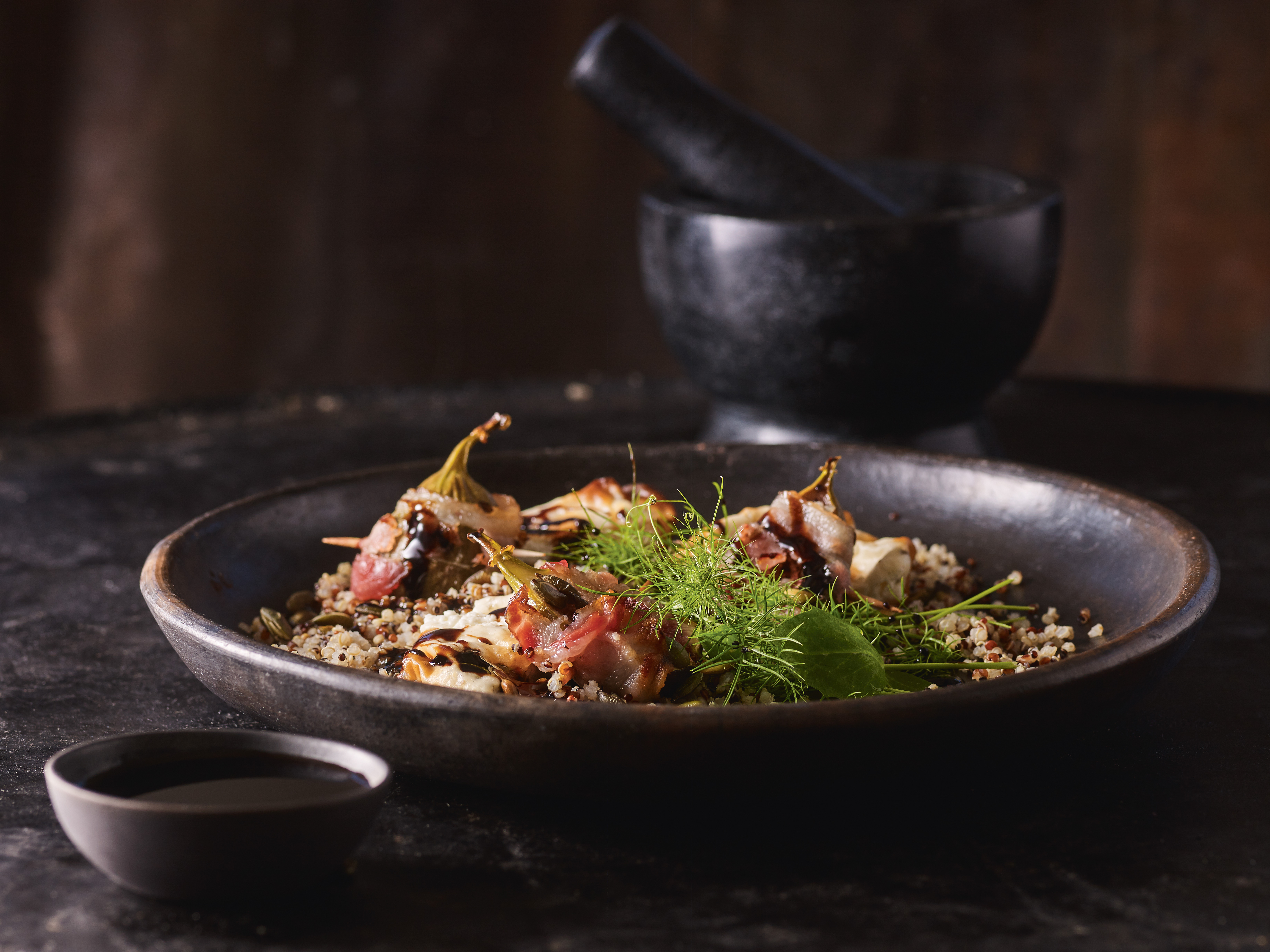 Baconbagte figner med  gedeost i sprød filodej