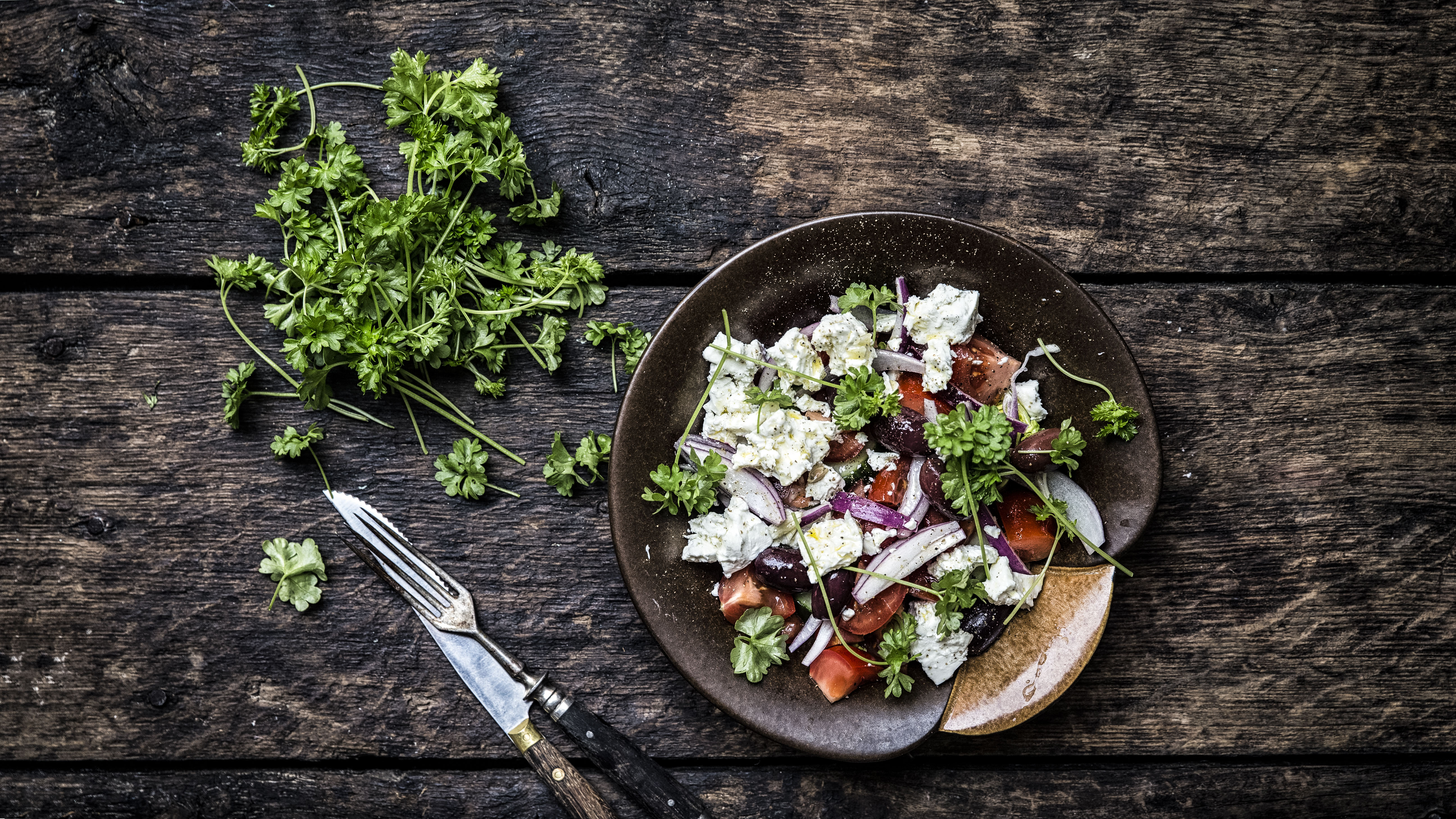 Græsk salat med feta og oliven