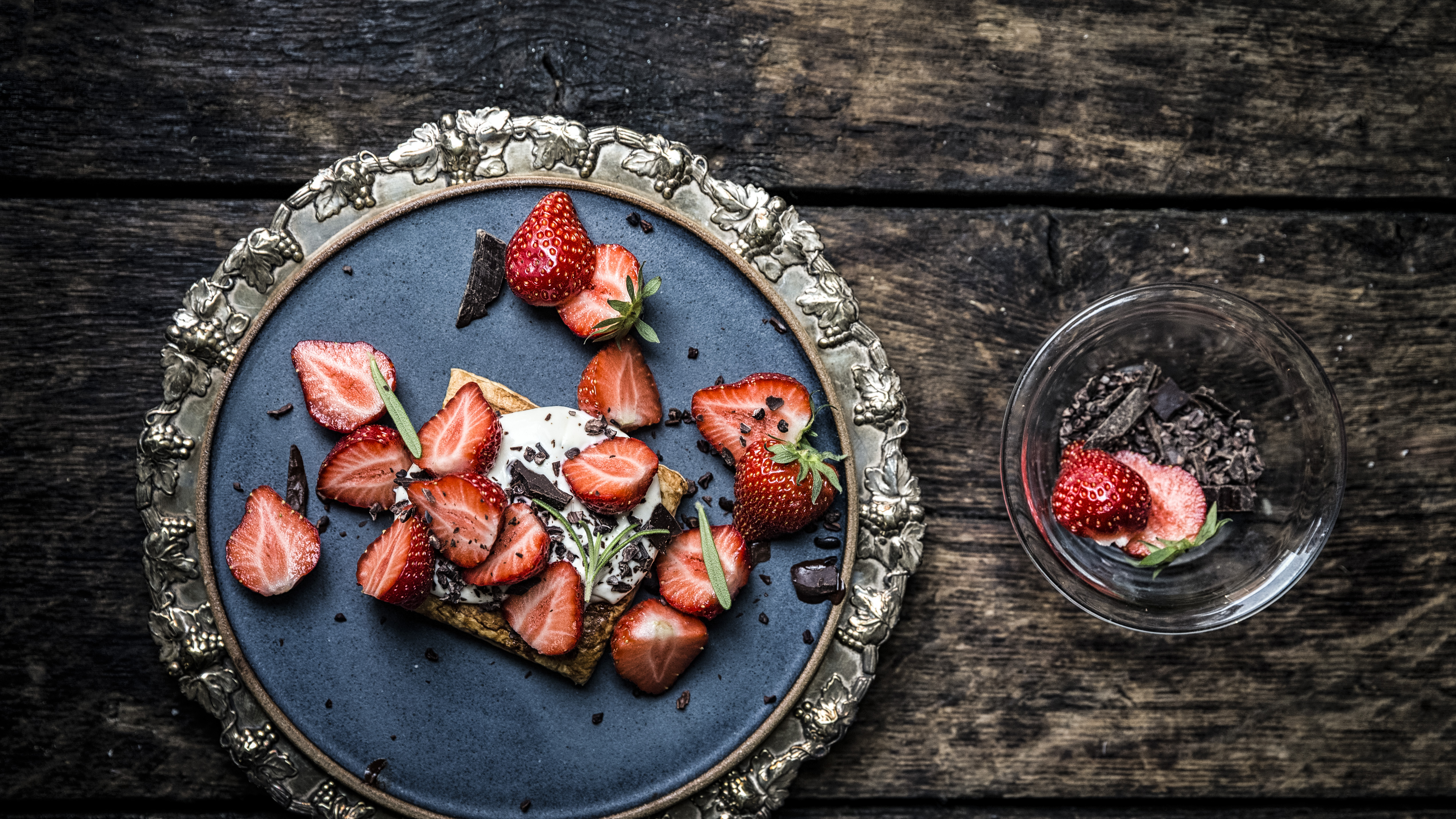Sprød butterdej med jordbær og creme fraiche