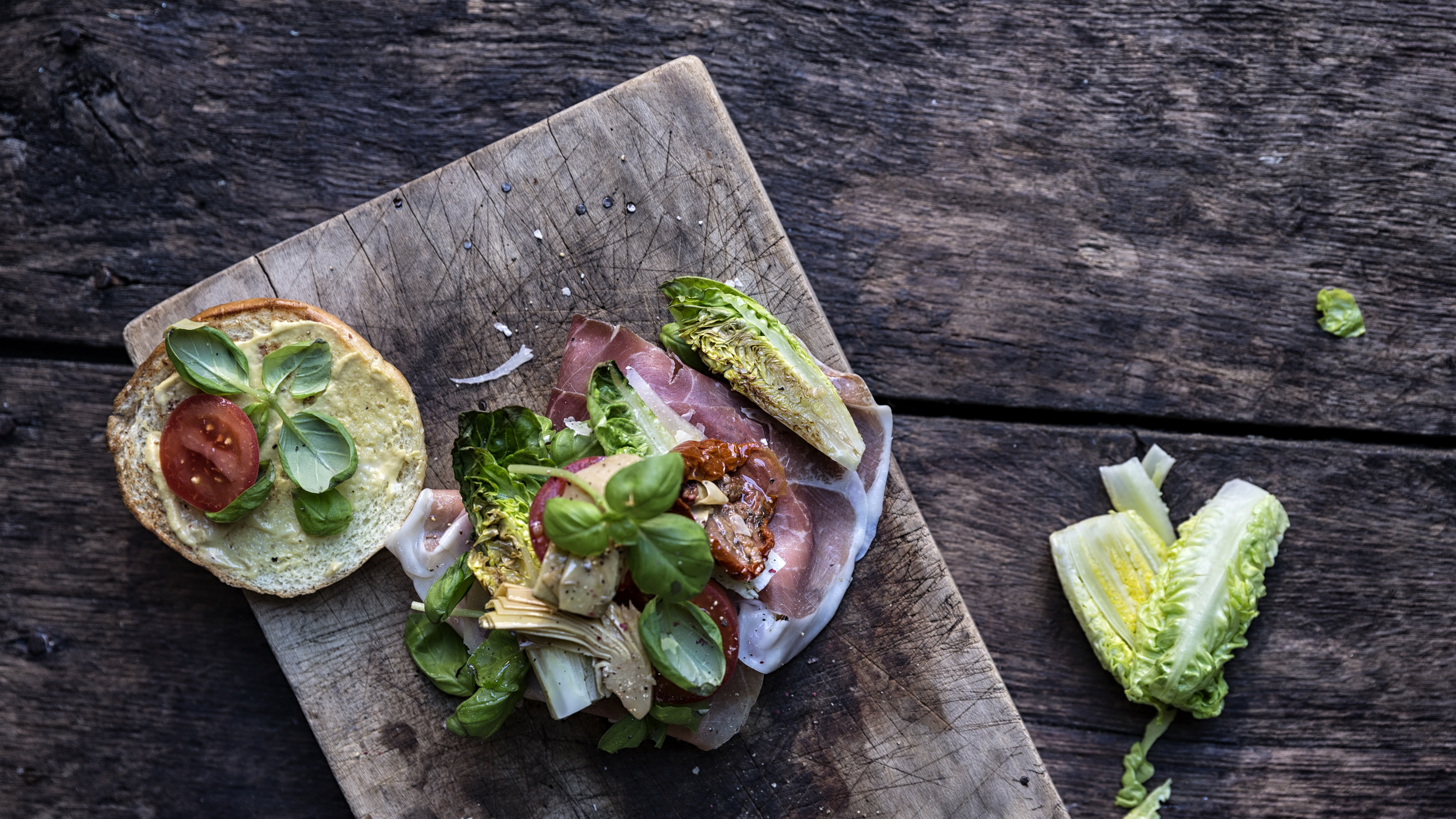 Hjemmelavet burger med parmaskinke