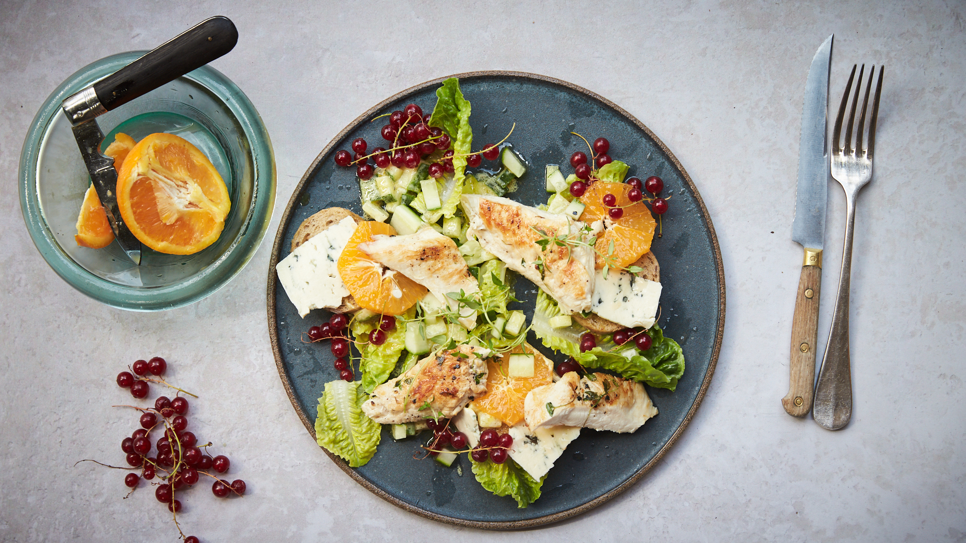 Stegt kyllingebryst med ribs og salat