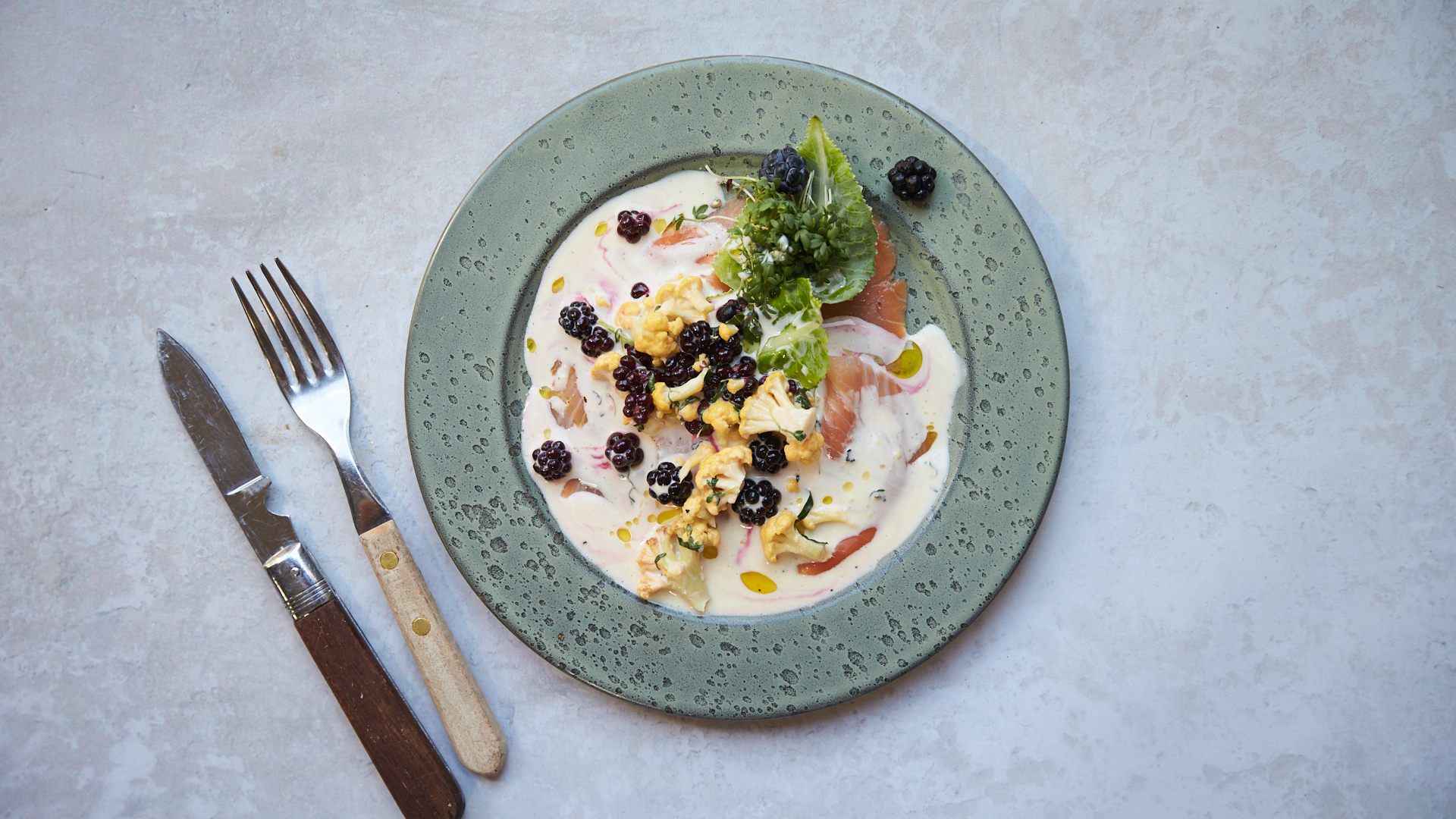 Røget laks med brombær i fløde