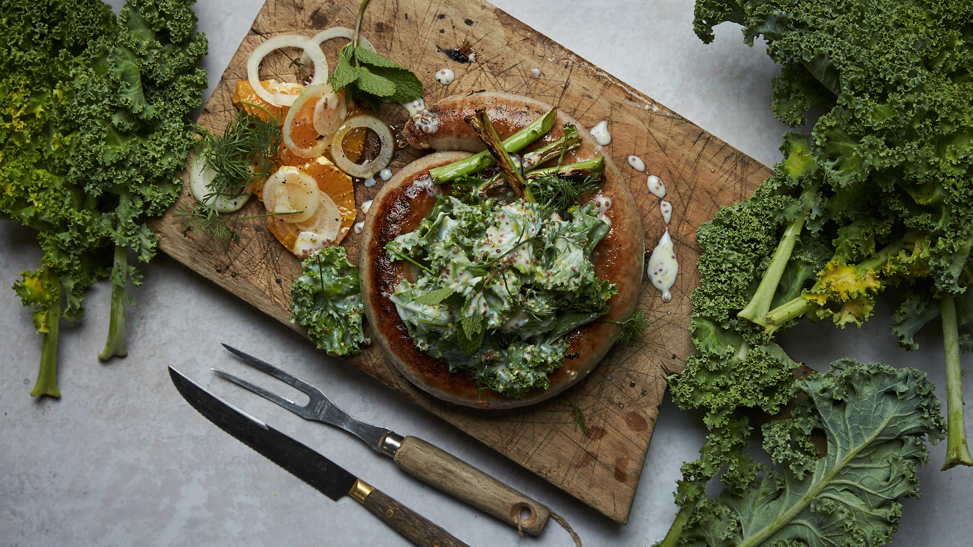 Stegt medister med grønkål i kærnemælksdressing