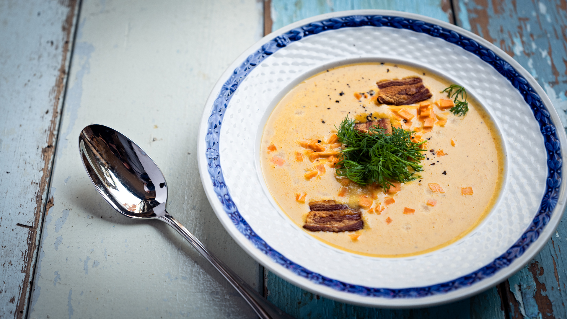 Kartoffelsuppe med sød kartoffel og bacon