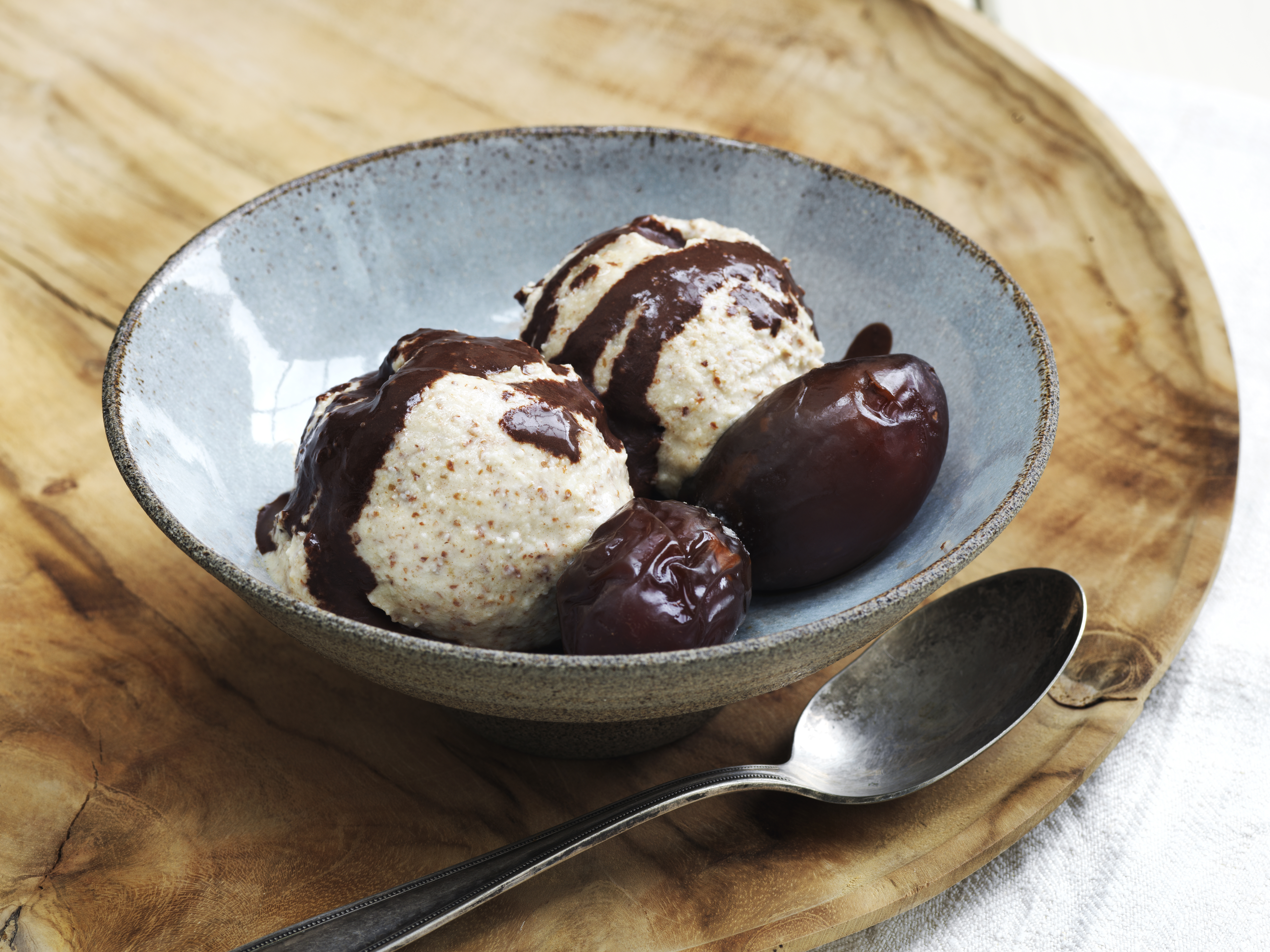 Mandelparfait med kaffemarinerede dadler