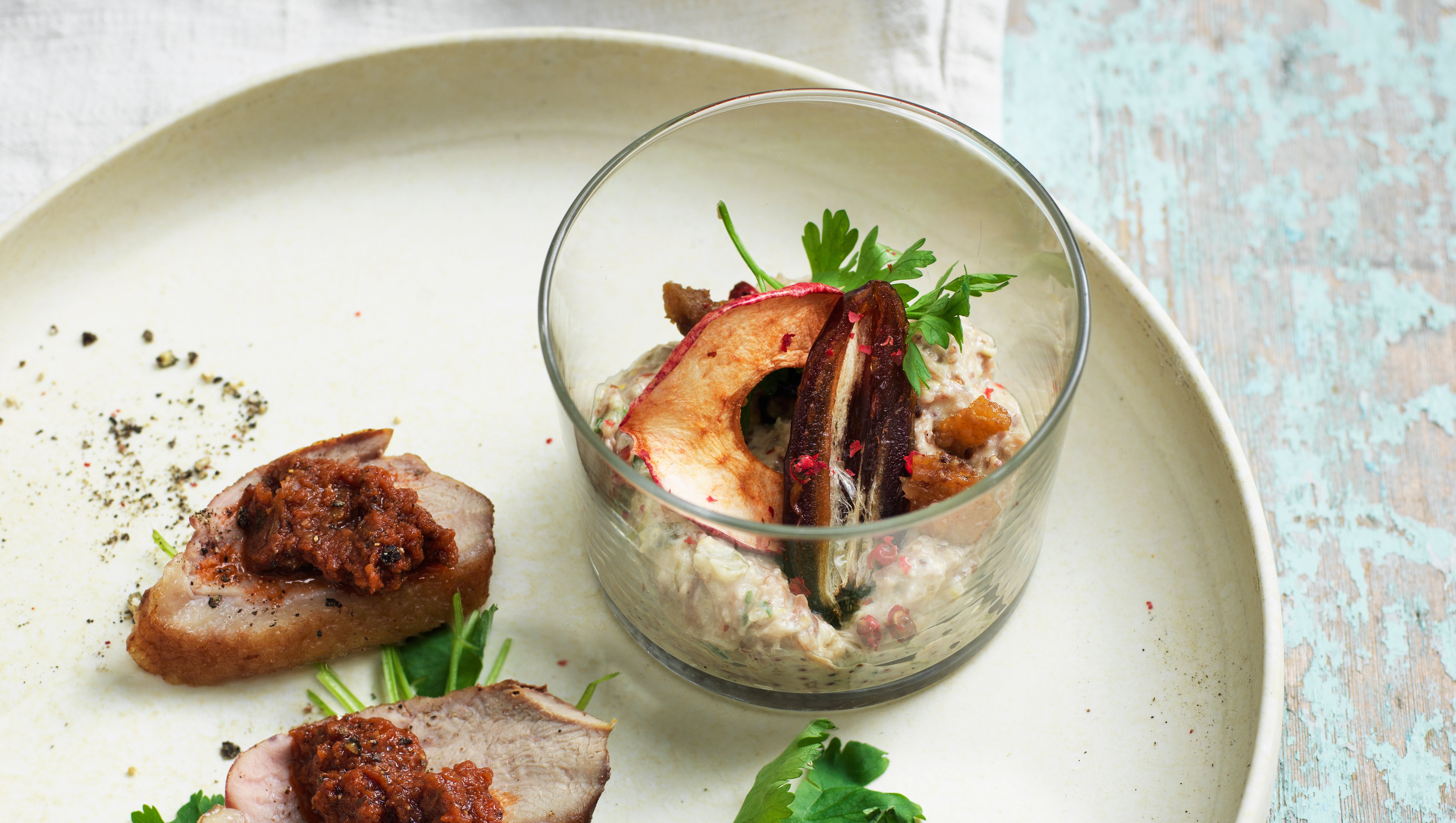 Andemousse med dadel og æble