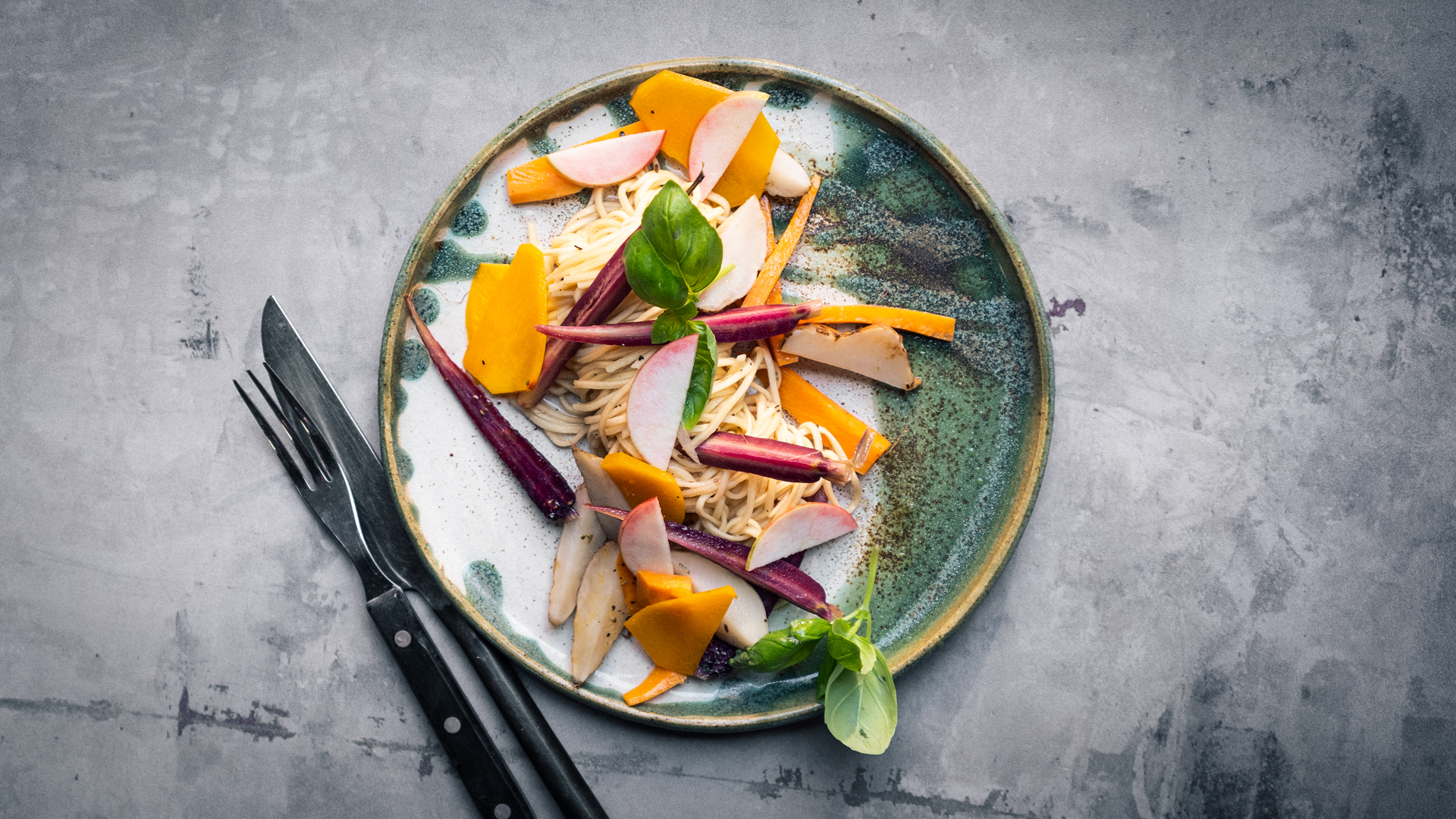 Nem vegetarpasta med sprøde grøntsager