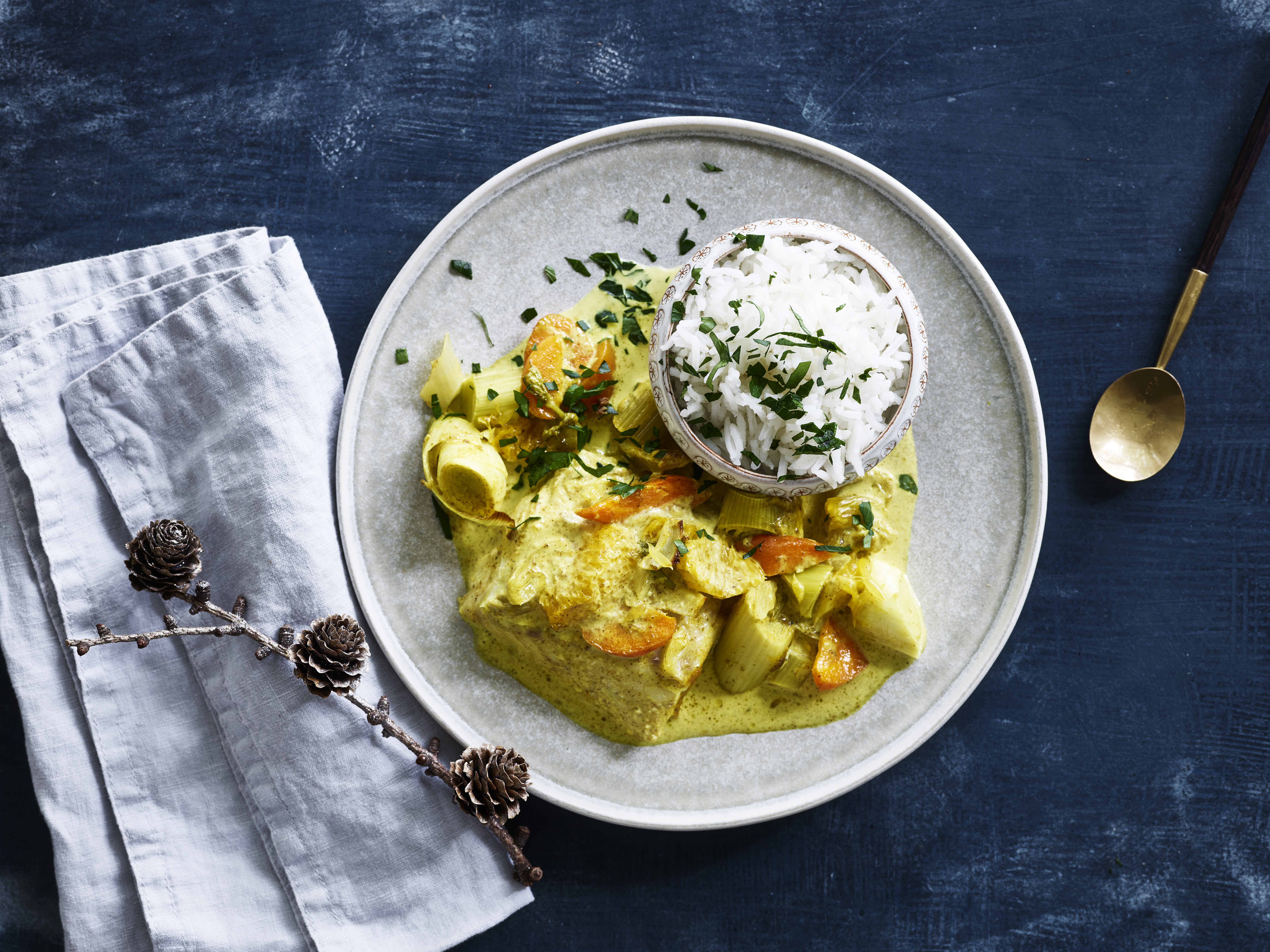 Torsk og grøntsager bagt i appelsin og karryfløde