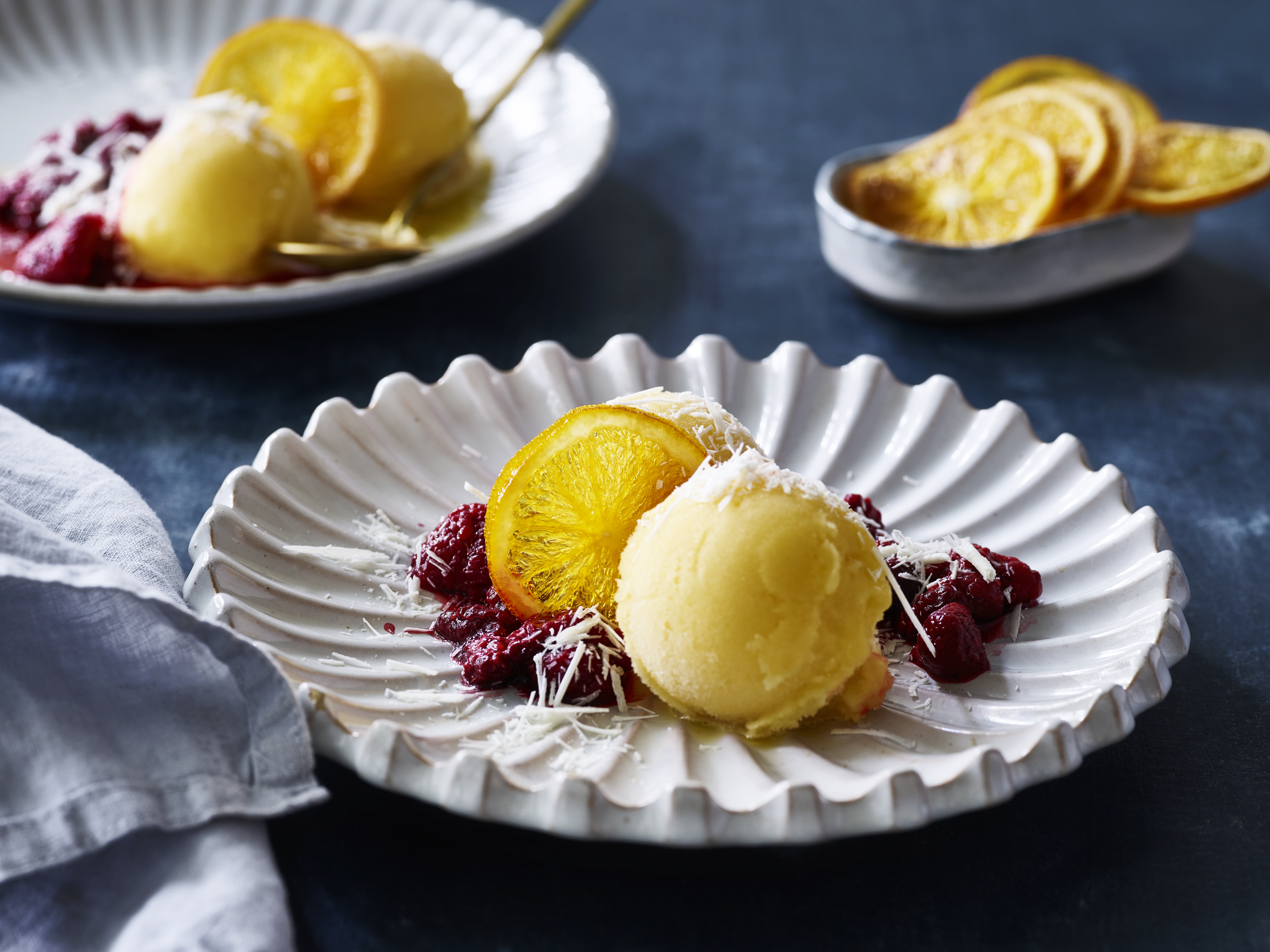 Appelsinsorbet med kandiseret appelsin og hindbær