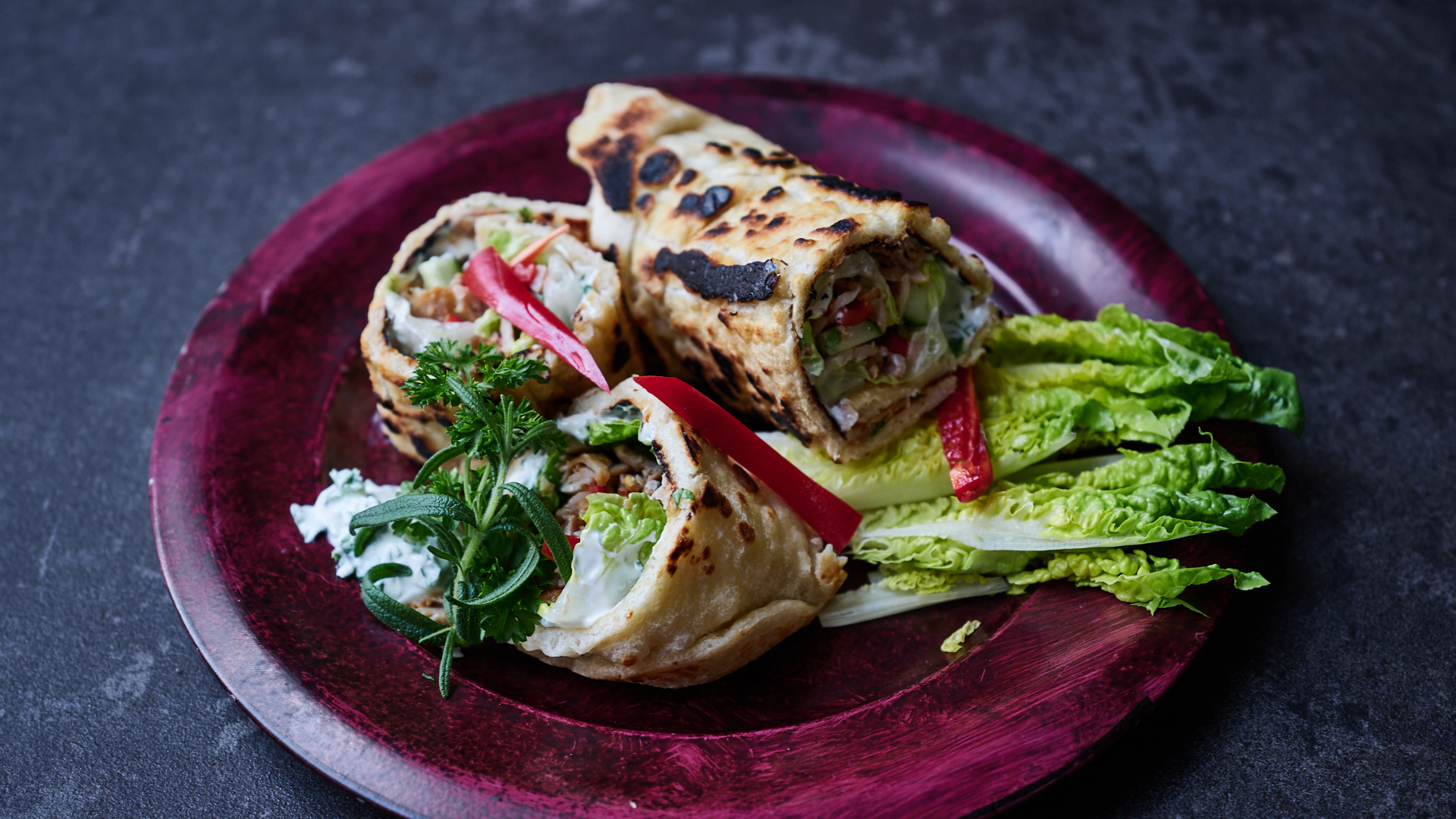 Kyllingekebab og sprøde grøntsager i rulle