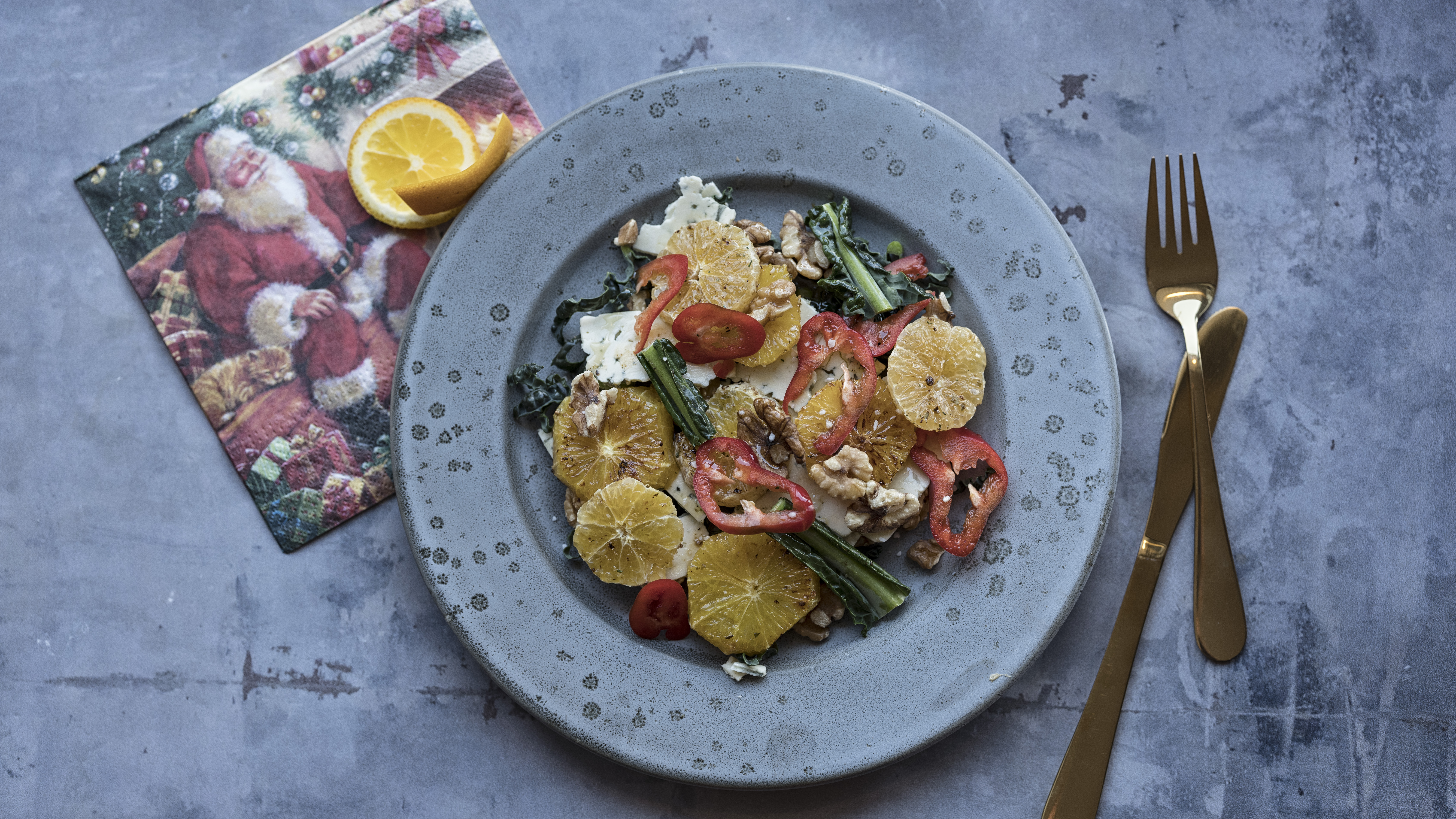 Stegt appelsinsalat med palmekål og valnødder