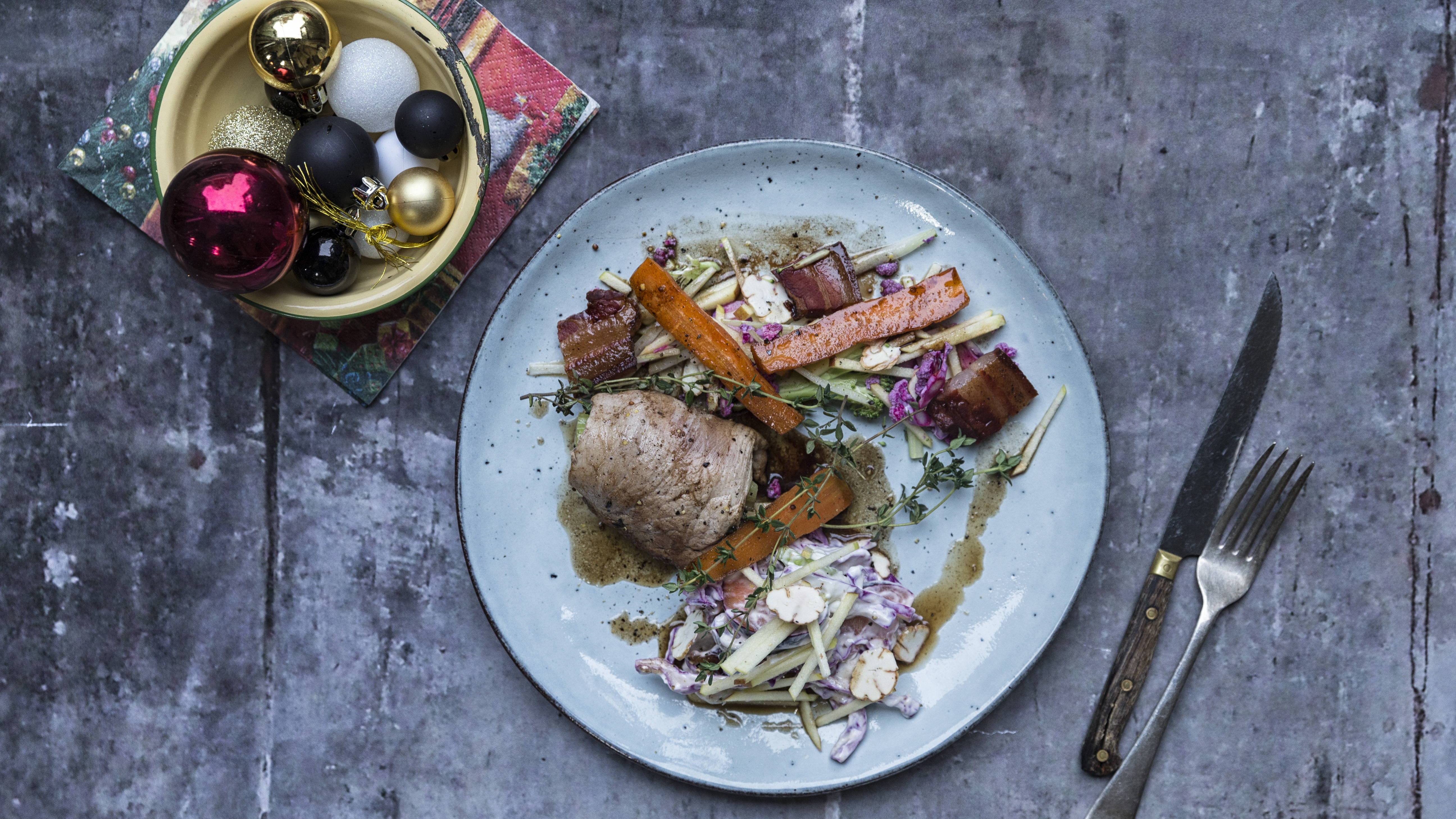 Fyldt svinemørbrad med kålsalat og sprøde baconstykker