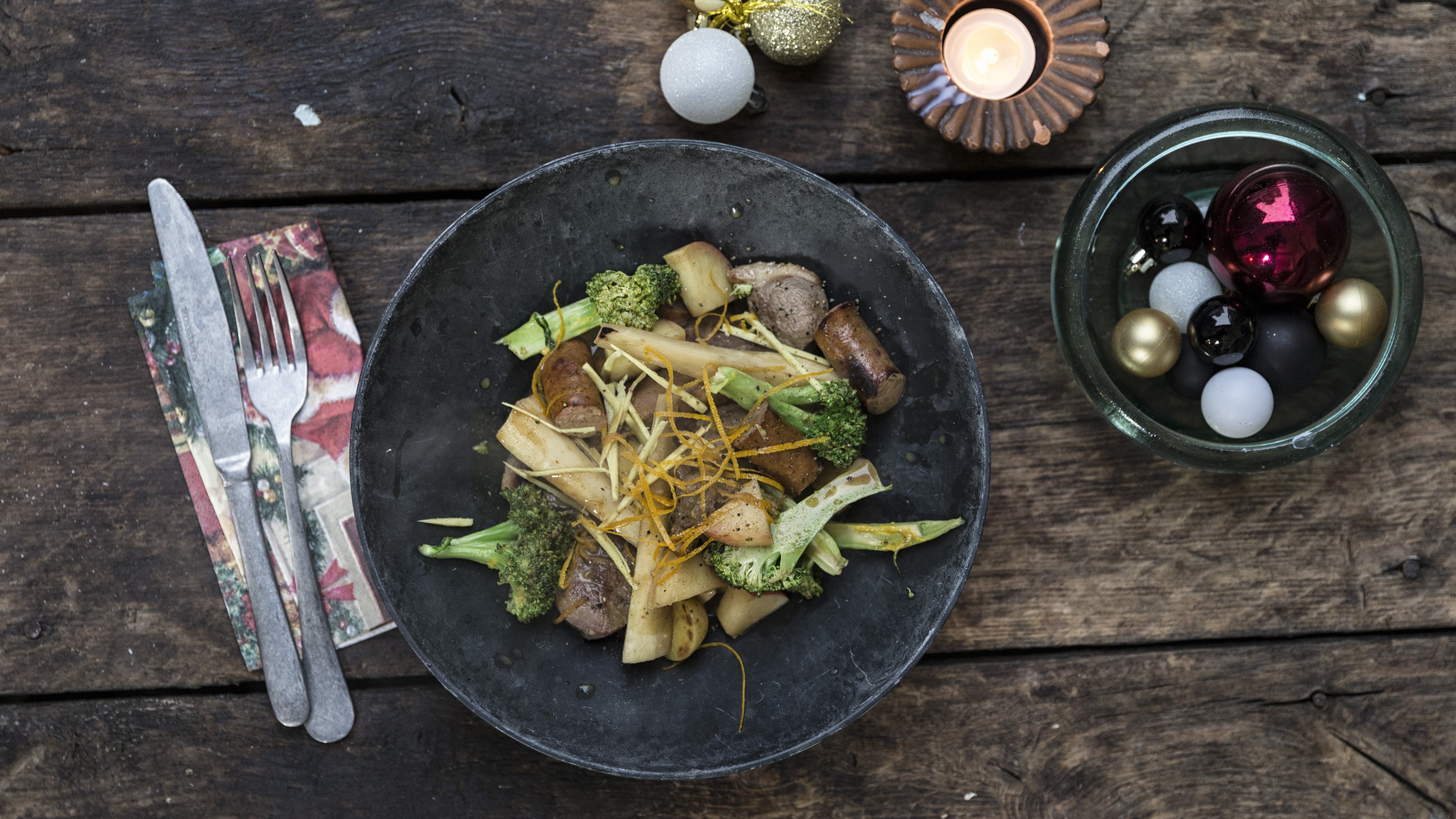 Pandestegt andebryst med rodfrugter og appelsin