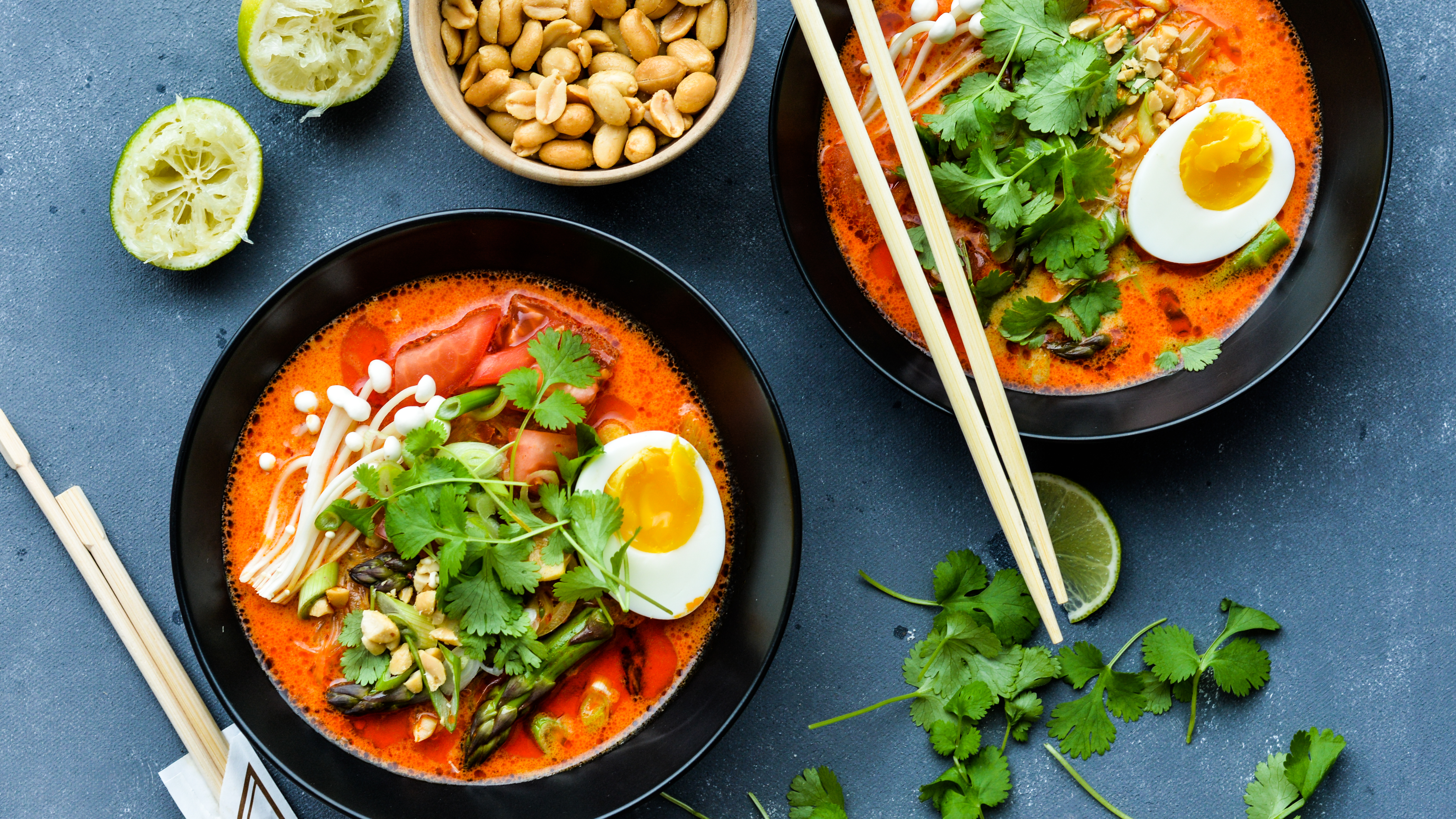 Rød karrysuppe med sprødt grønt, nudler & æg